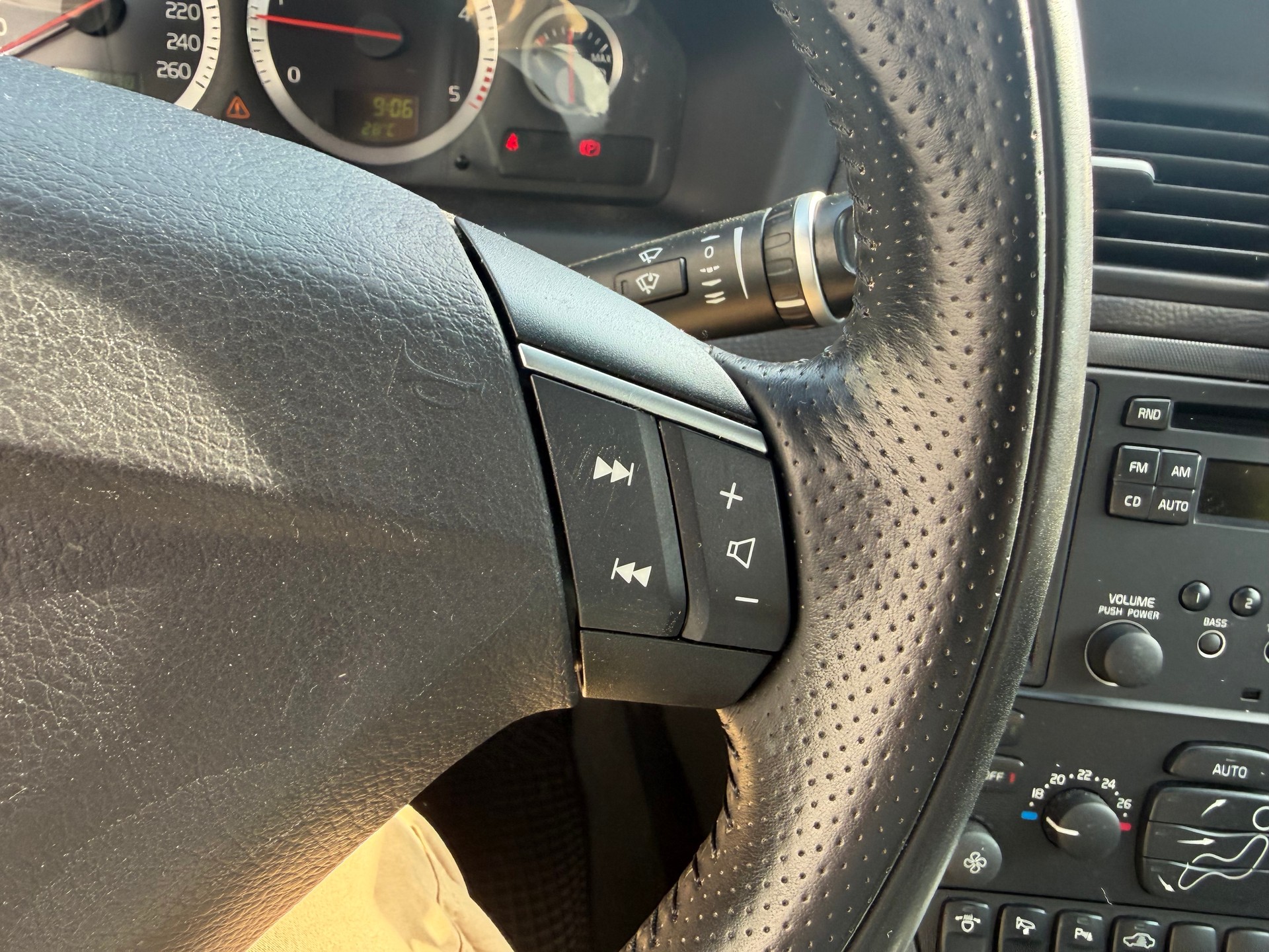 VOLVO V70 2.4D Momentum-image-31