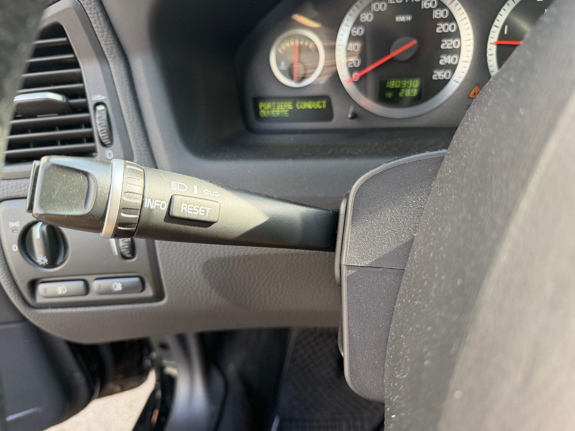 VOLVO V70 2.4D Momentum-image-35