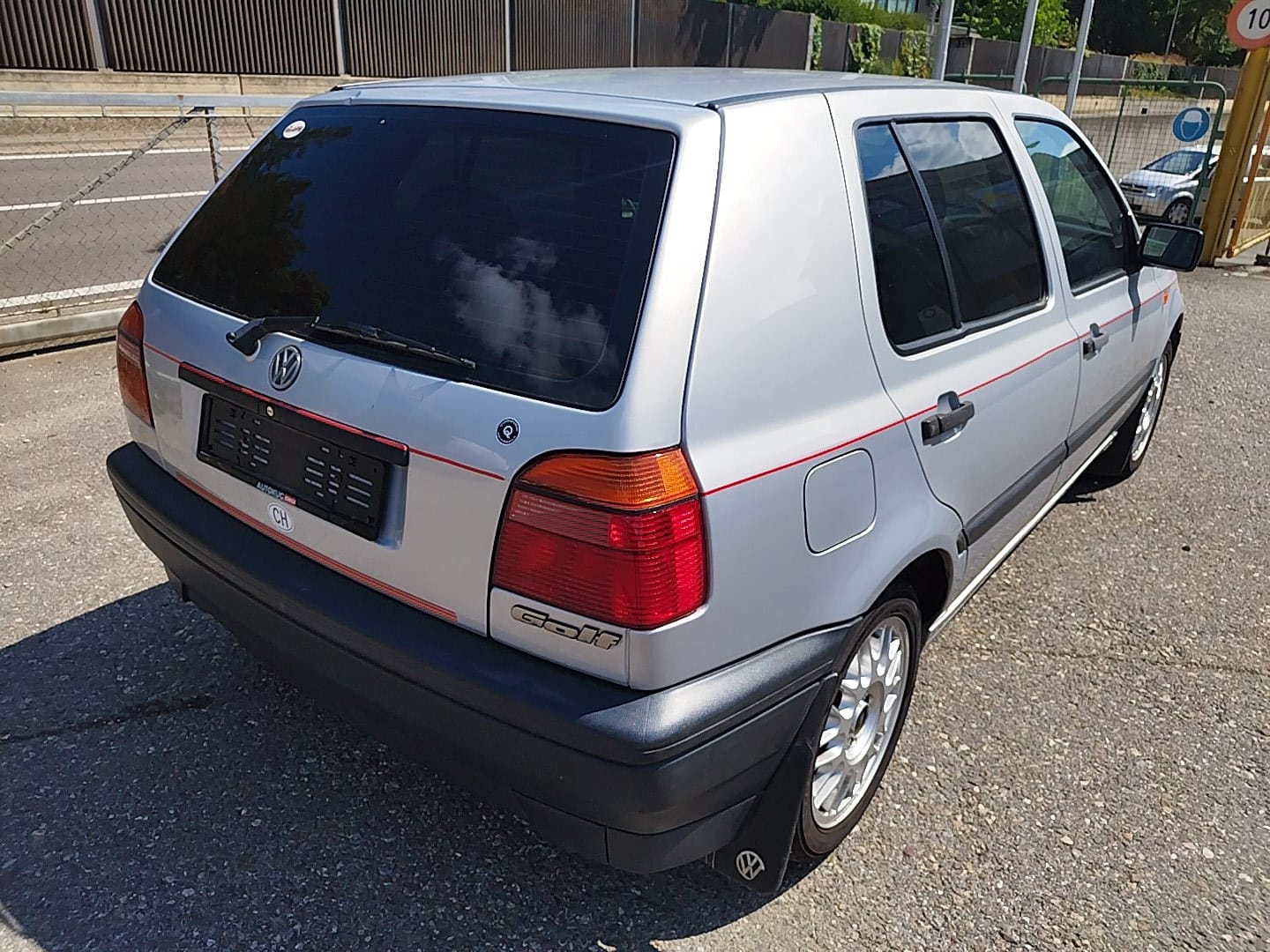 VW Golf 1800 Avenue A-image-6