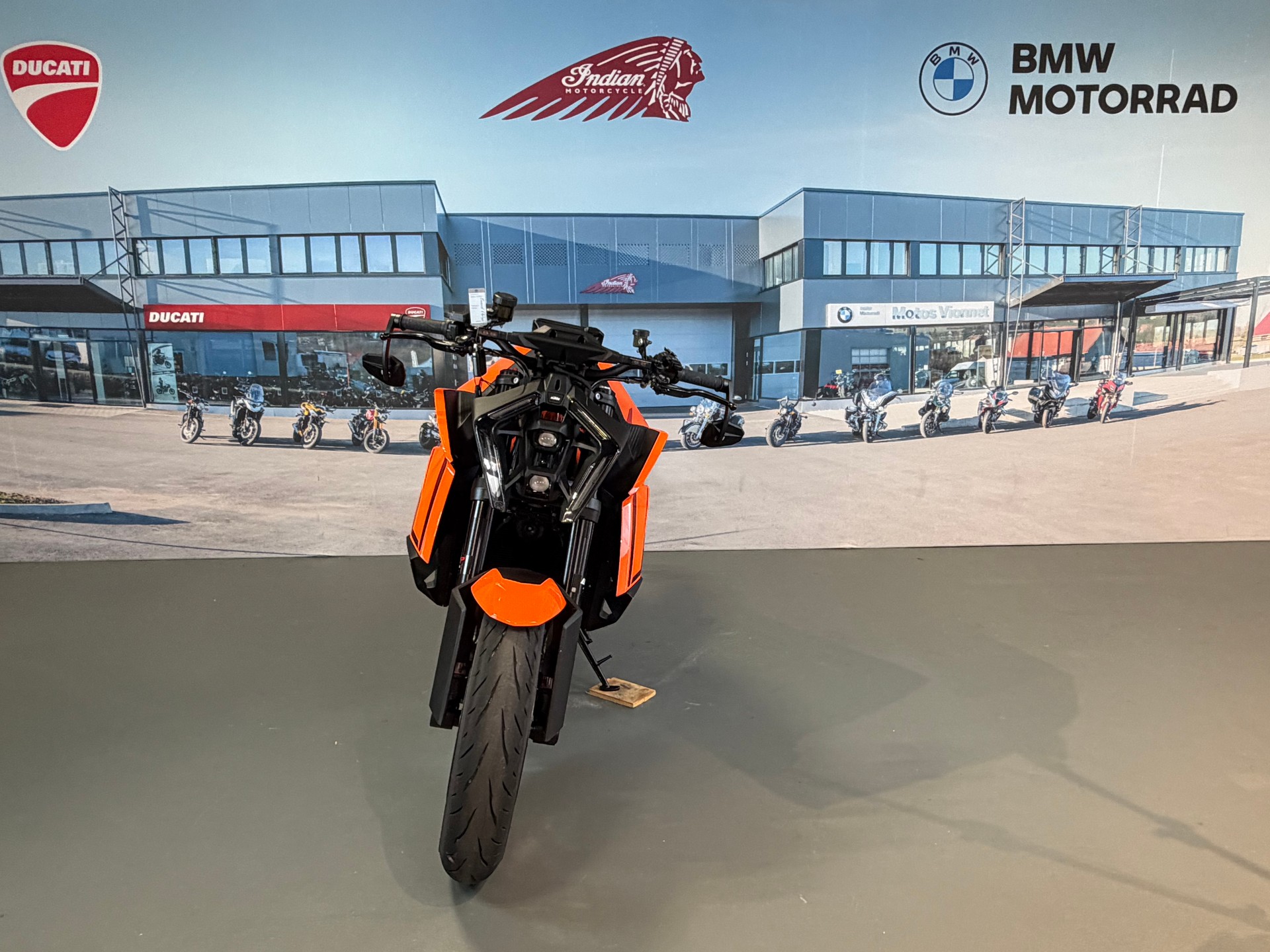 KTM 1390 Super Duke R EN DÉPÔT VENTE-showroom-element-1