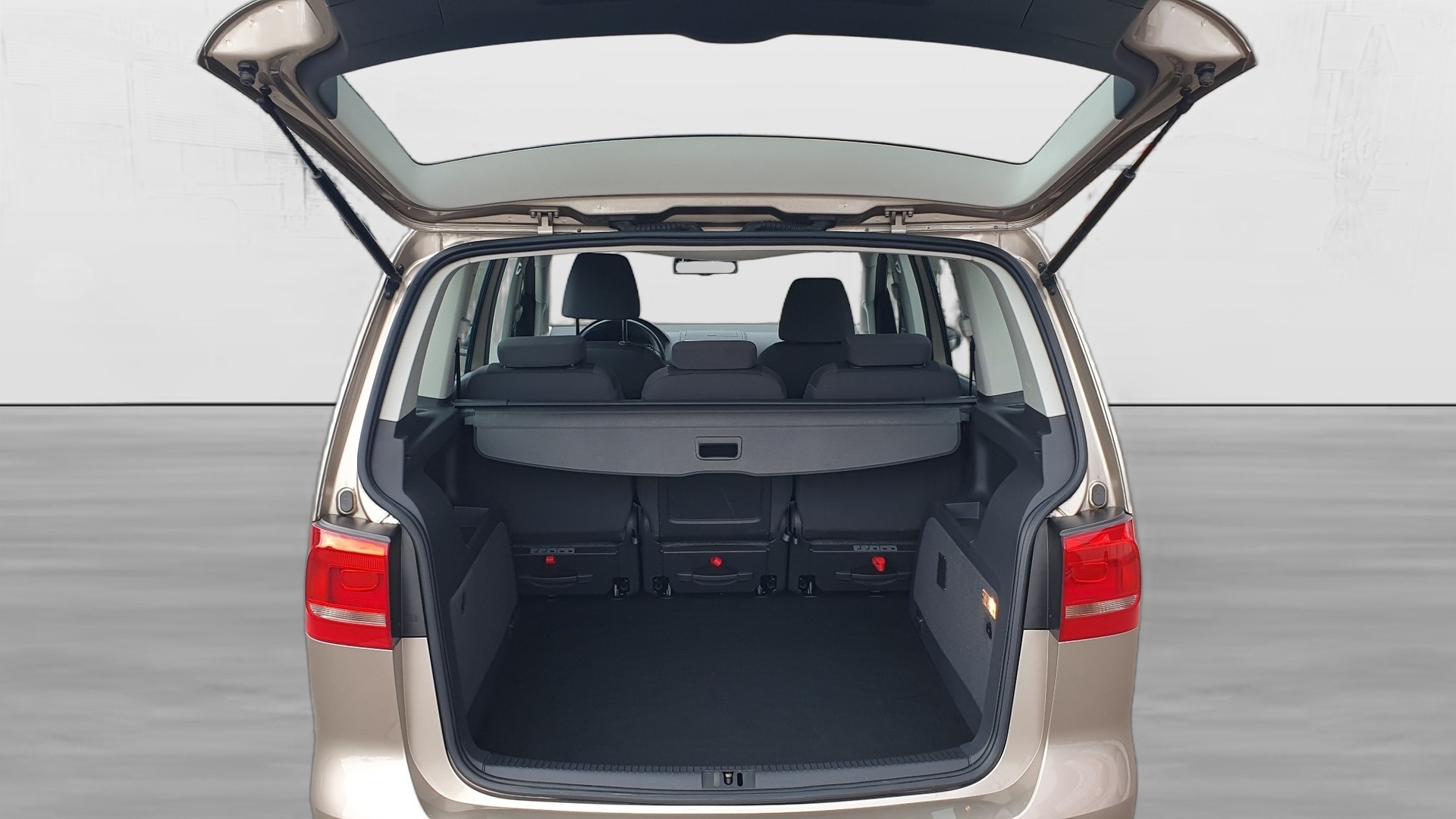 VW Touran 1.4 TSI Trendline DSG-image-9
