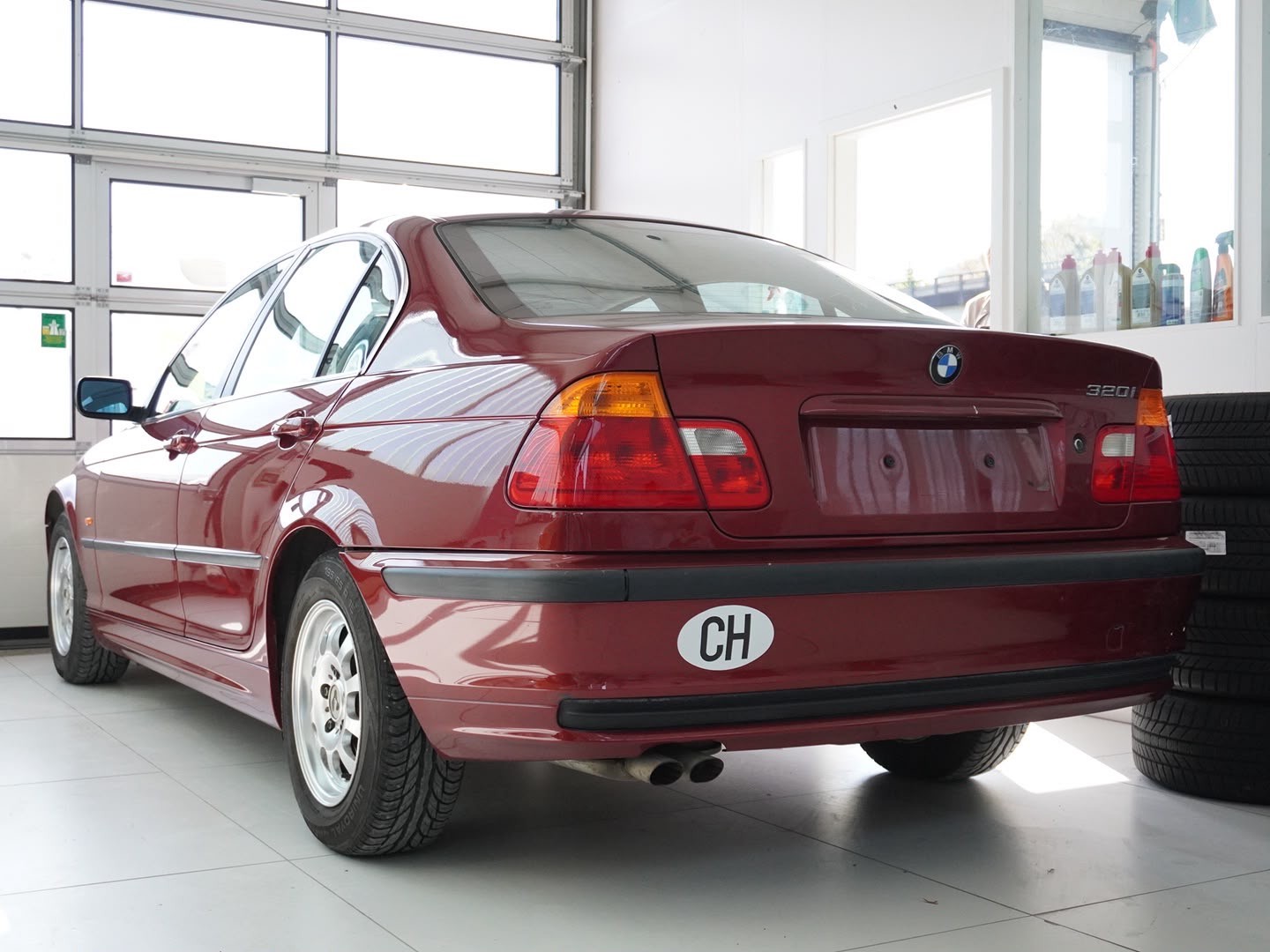 BMW 320i-showroom-element-1