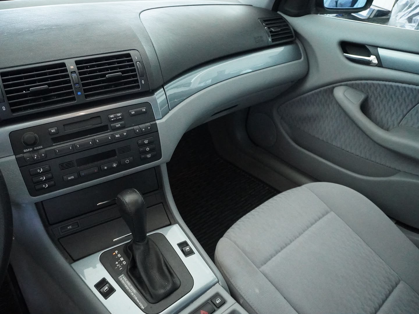 BMW 320i-showroom-element-3
