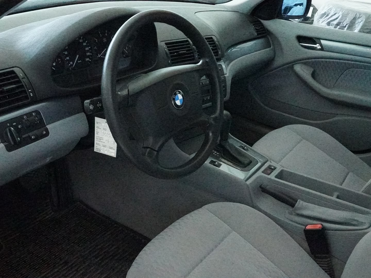 BMW 320i-showroom-element-2