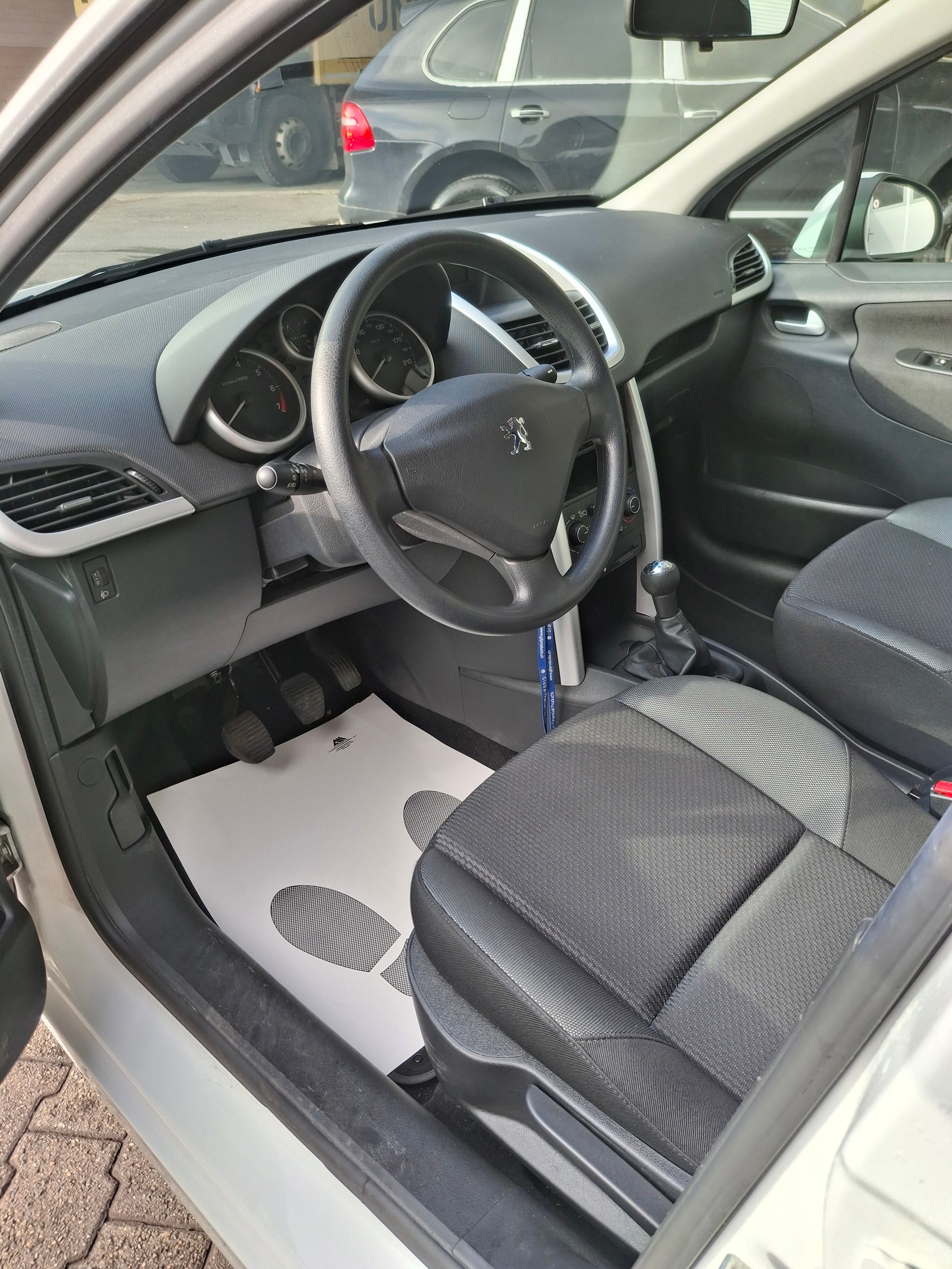 PEUGEOT 207 1.4 Trendy Clim-image-6