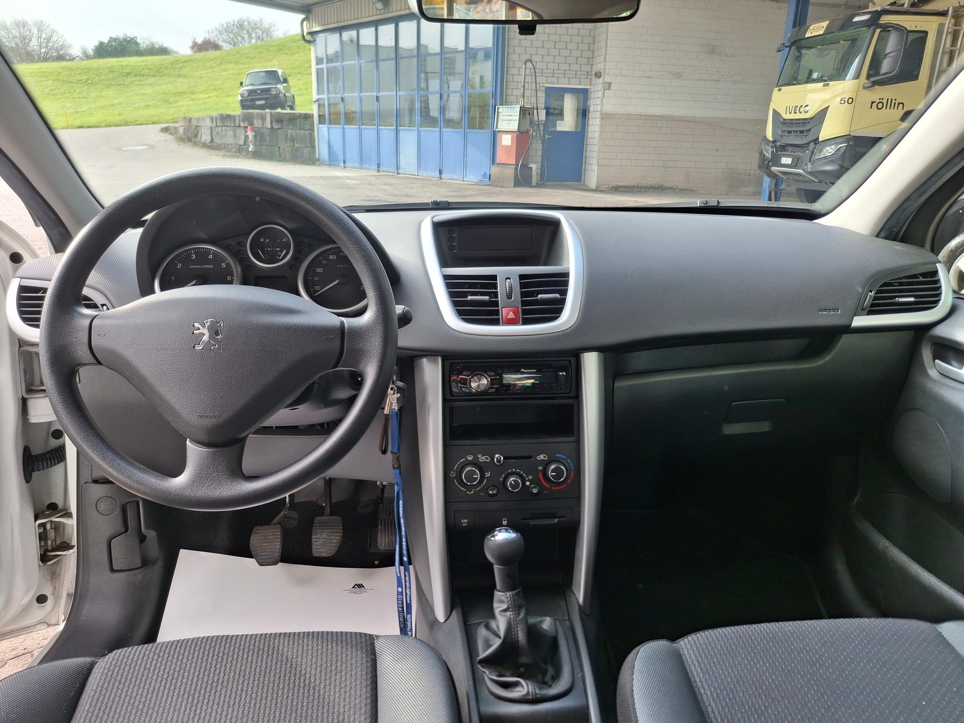 PEUGEOT 207 1.4 Trendy Clim-image-7