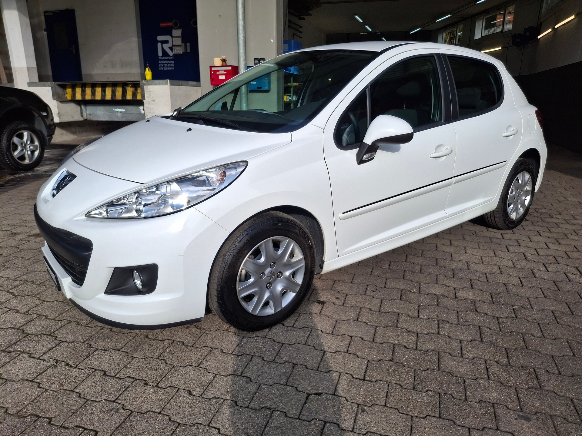 PEUGEOT 207 1.4 Trendy Clim-image-5