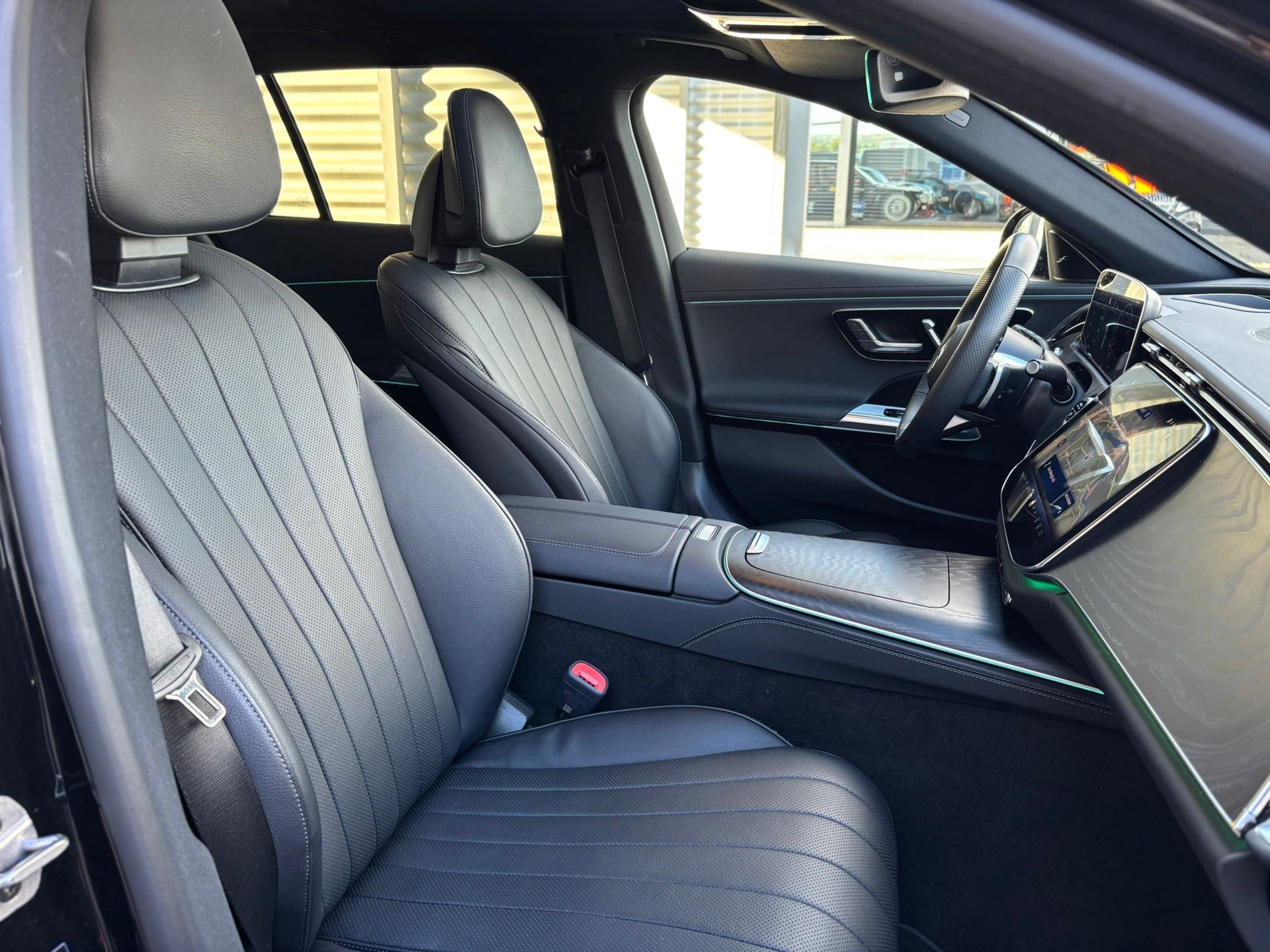 MERCEDES-BENZ E 200 AMG-Line 4Matic Kombi-image-8