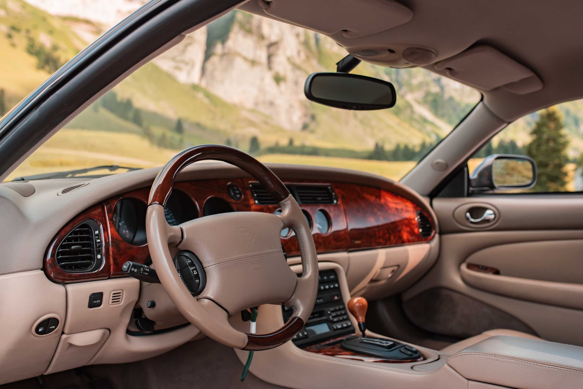 JAGUAR XK8-image-5