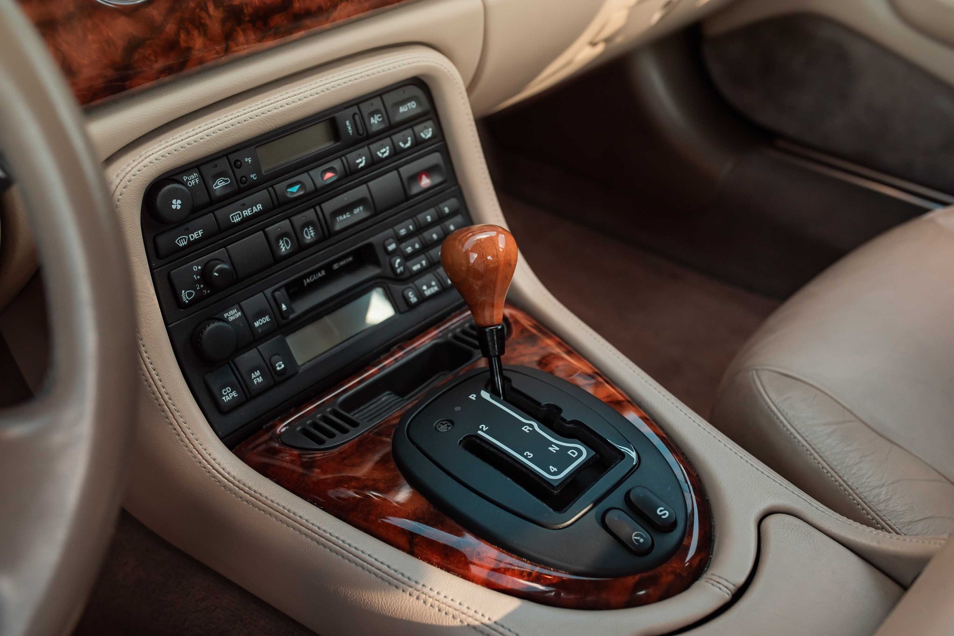 JAGUAR XK8-image-9