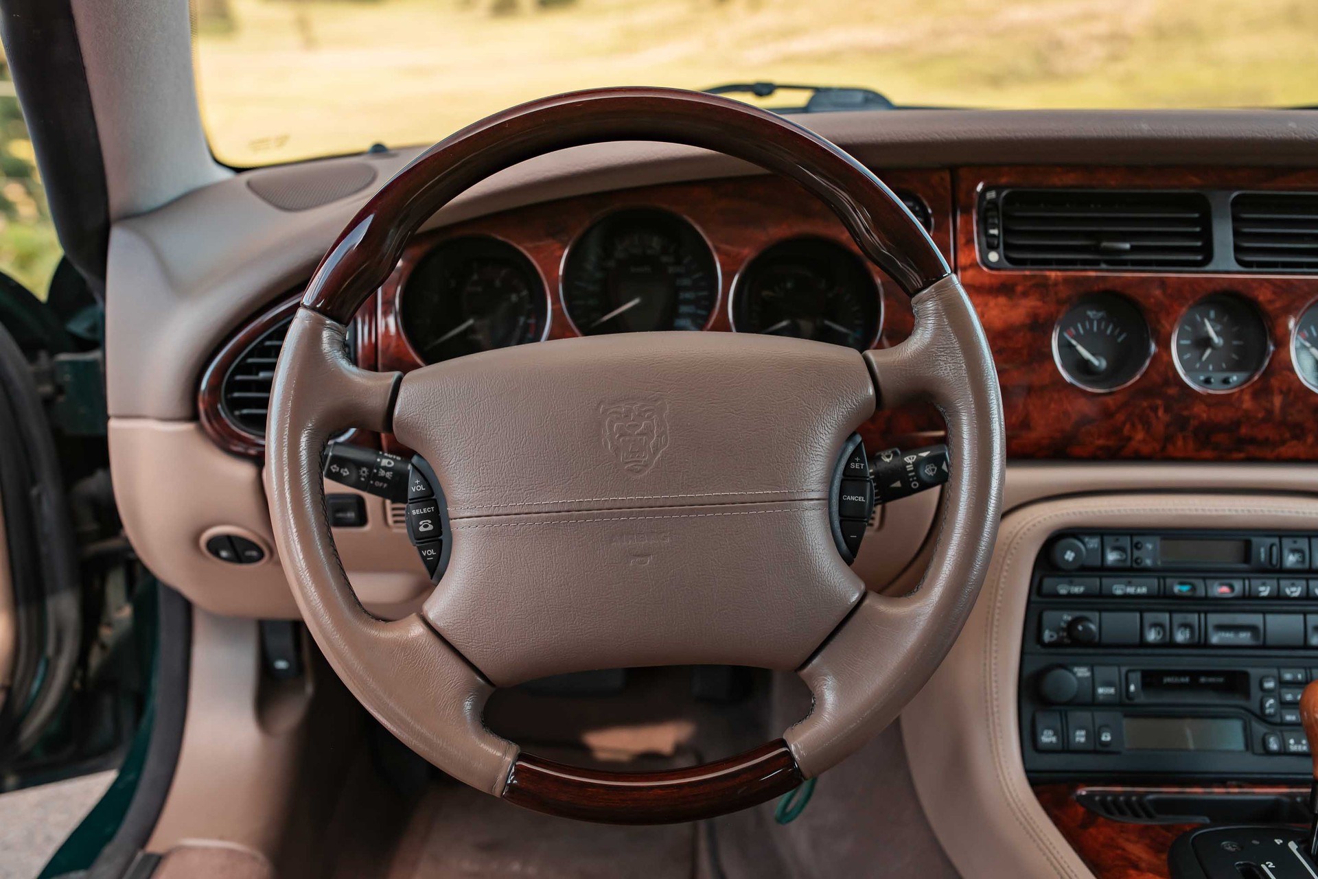 JAGUAR XK8-image-4