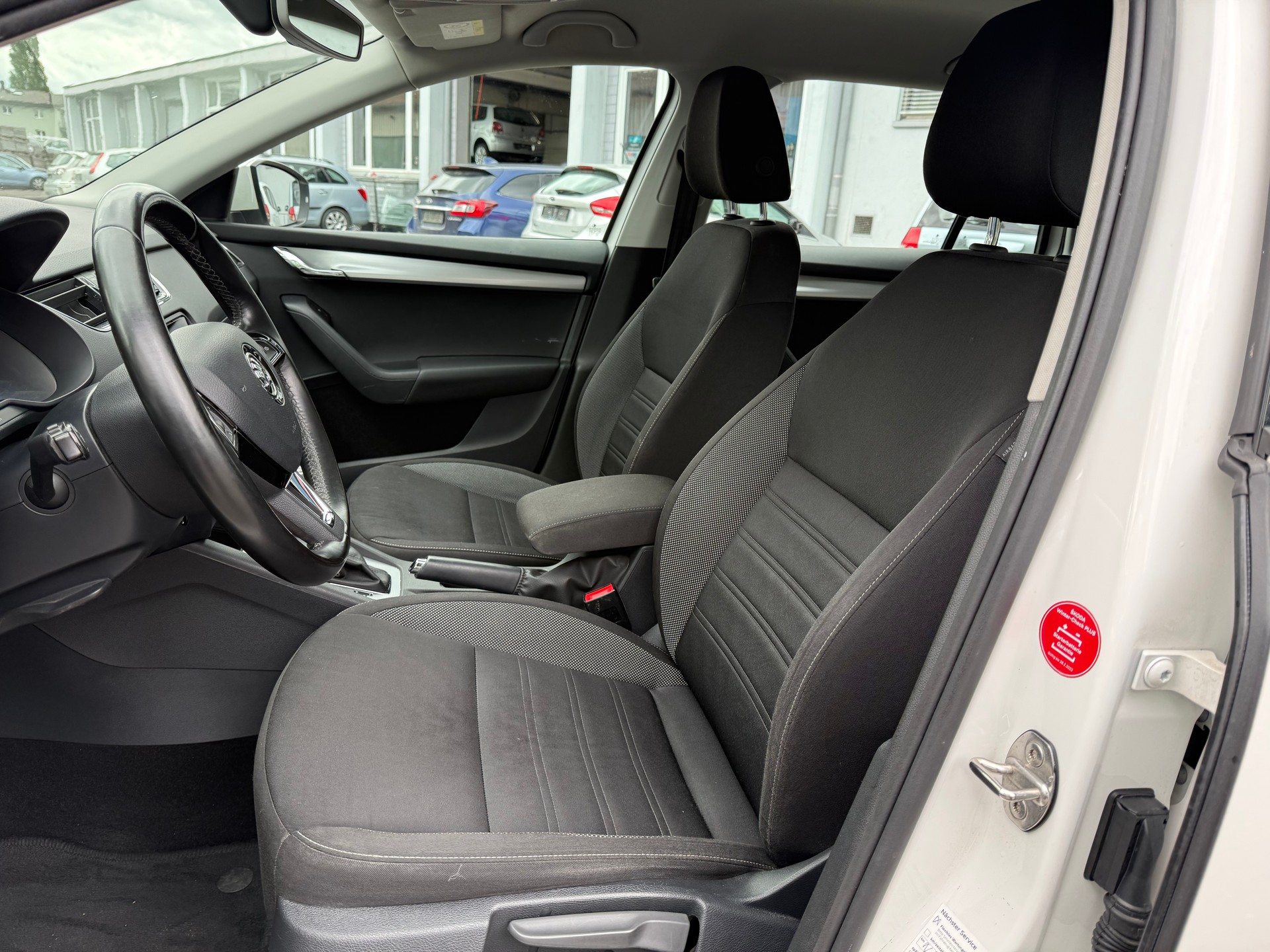 SKODA Octavia Combi 1.6 TDI Ambition DSG-image-5
