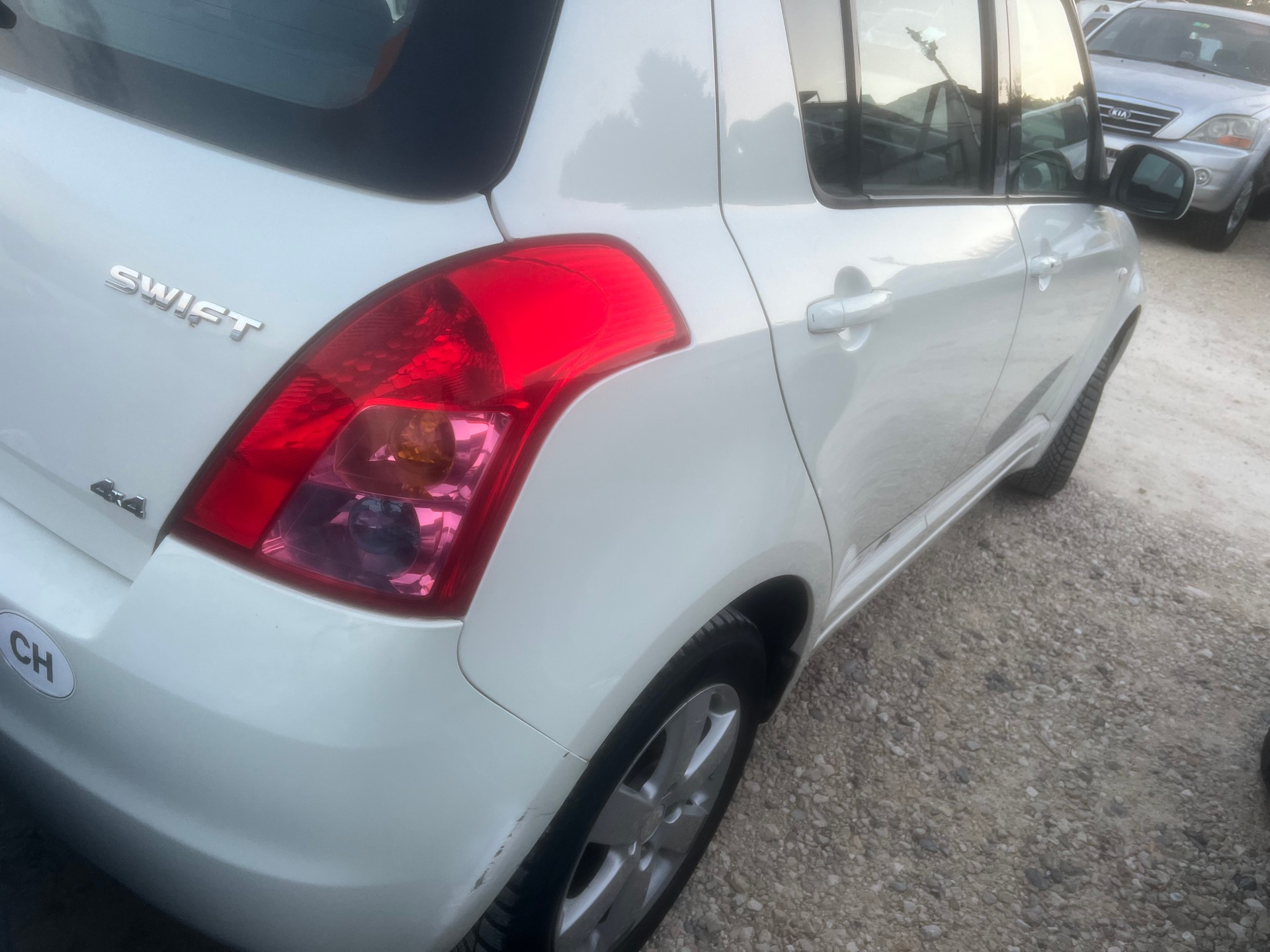 SUZUKI Swift 1.3i 16V GL Top Piz Sulai LE 4x4-image-8