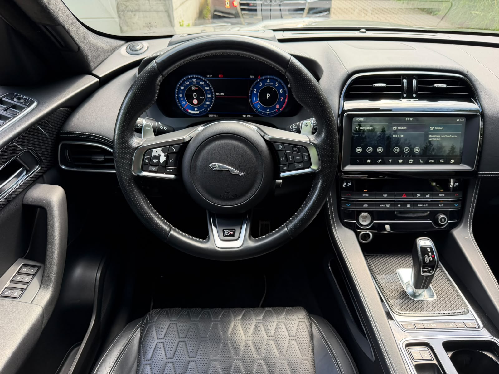 JAGUAR F-Pace 5.0 V8 SVR AWD Automatik-image-21