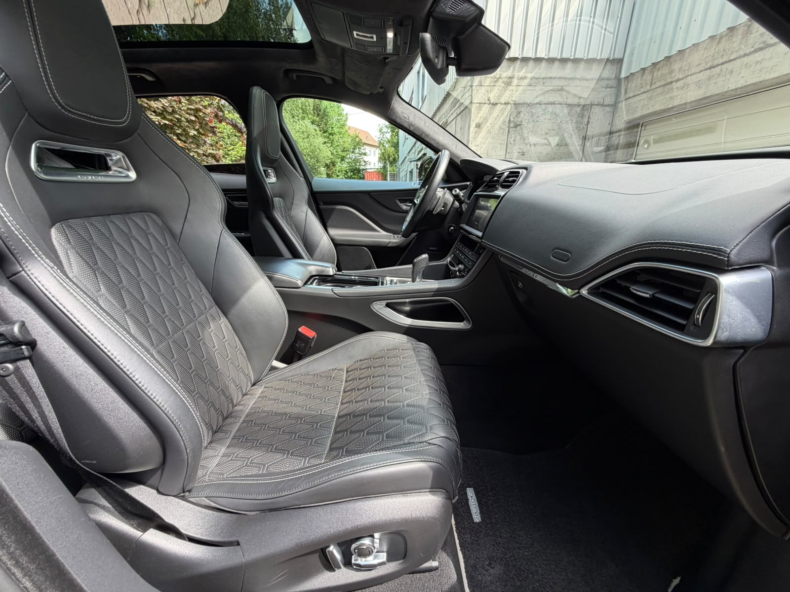 JAGUAR F-Pace 5.0 V8 SVR AWD Automatik-image-16