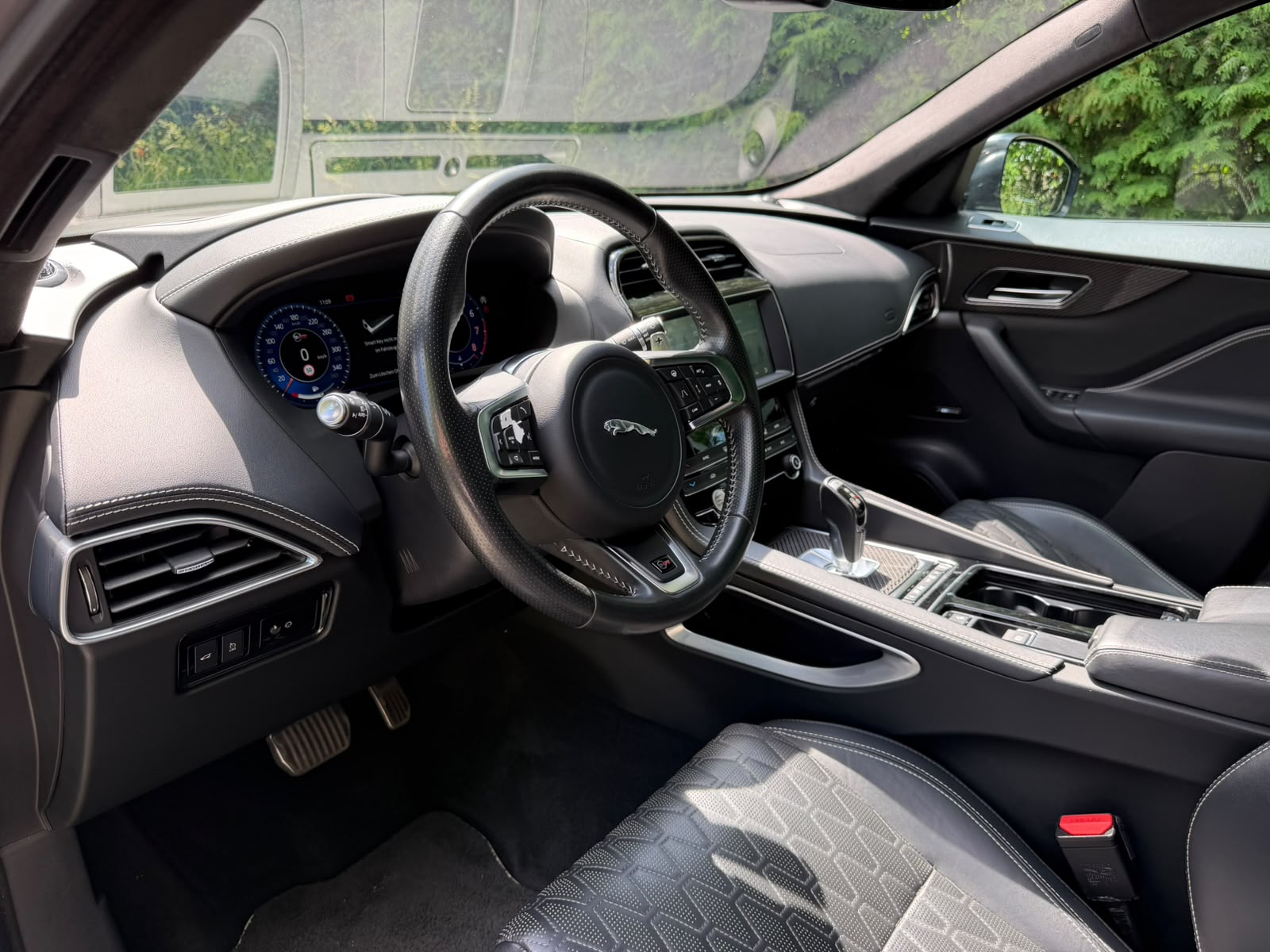 JAGUAR F-Pace 5.0 V8 SVR AWD Automatik-image-12