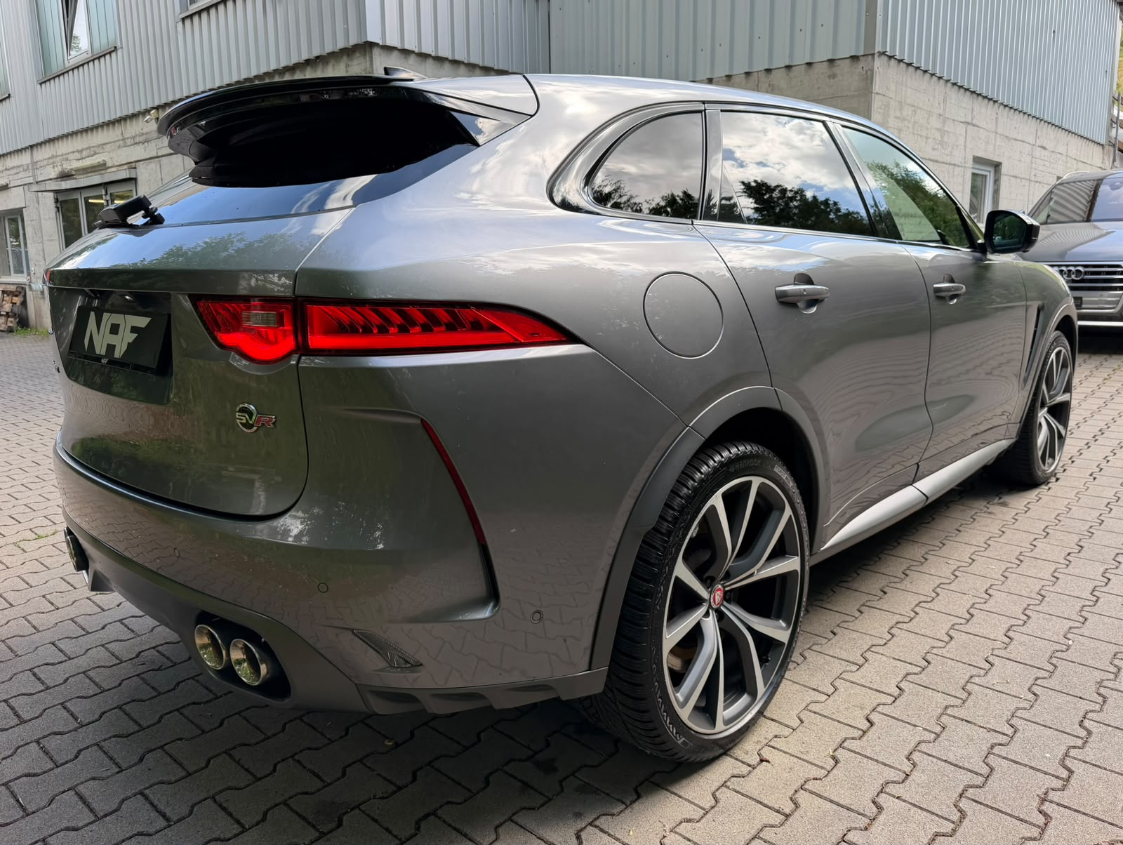 JAGUAR F-Pace 5.0 V8 SVR AWD Automatik-image-4