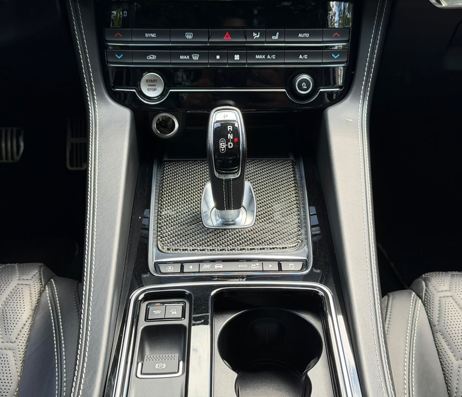 JAGUAR F-Pace 5.0 V8 SVR AWD Automatik-image-29