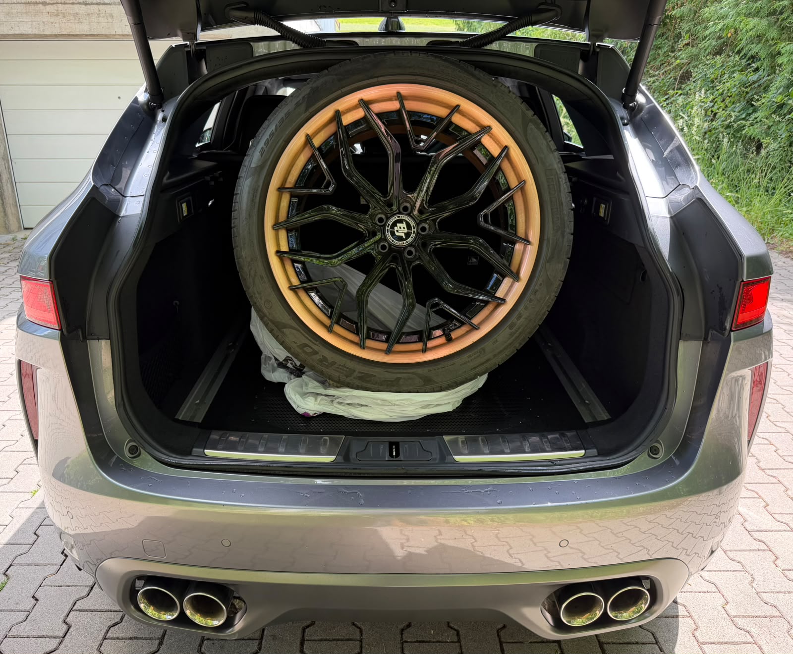 JAGUAR F-Pace 5.0 V8 SVR AWD Automatik-image-14