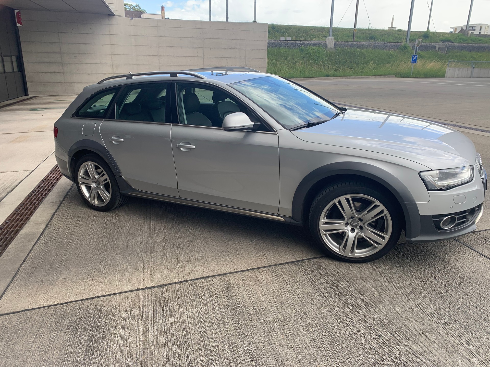 AUDI A4 allroad 2.0 TFSI quattro S-tronic-showroom-element-1