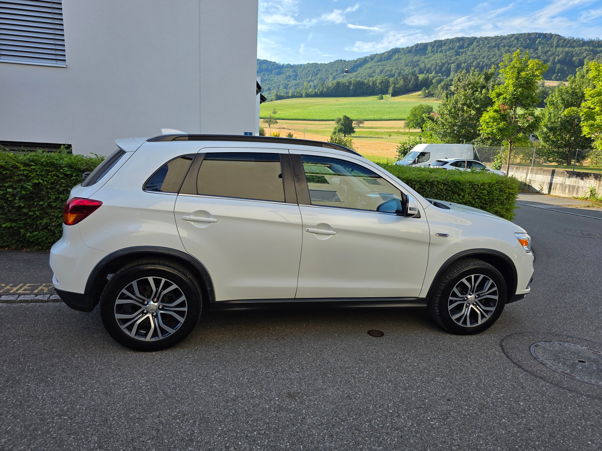 MITSUBISHI ASX 2.2 DID Diamond 4WD Automatic-image-3