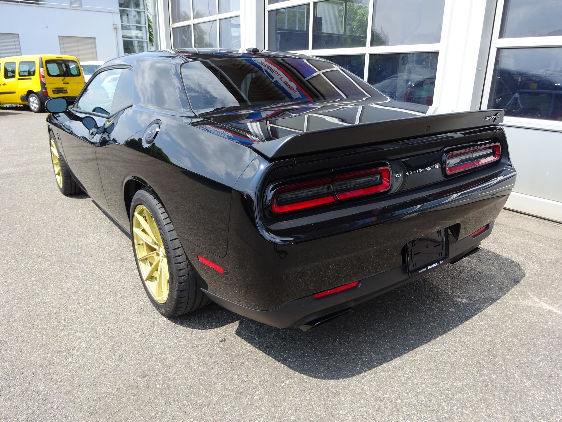 DODGE Hellcat-showroom-element-1