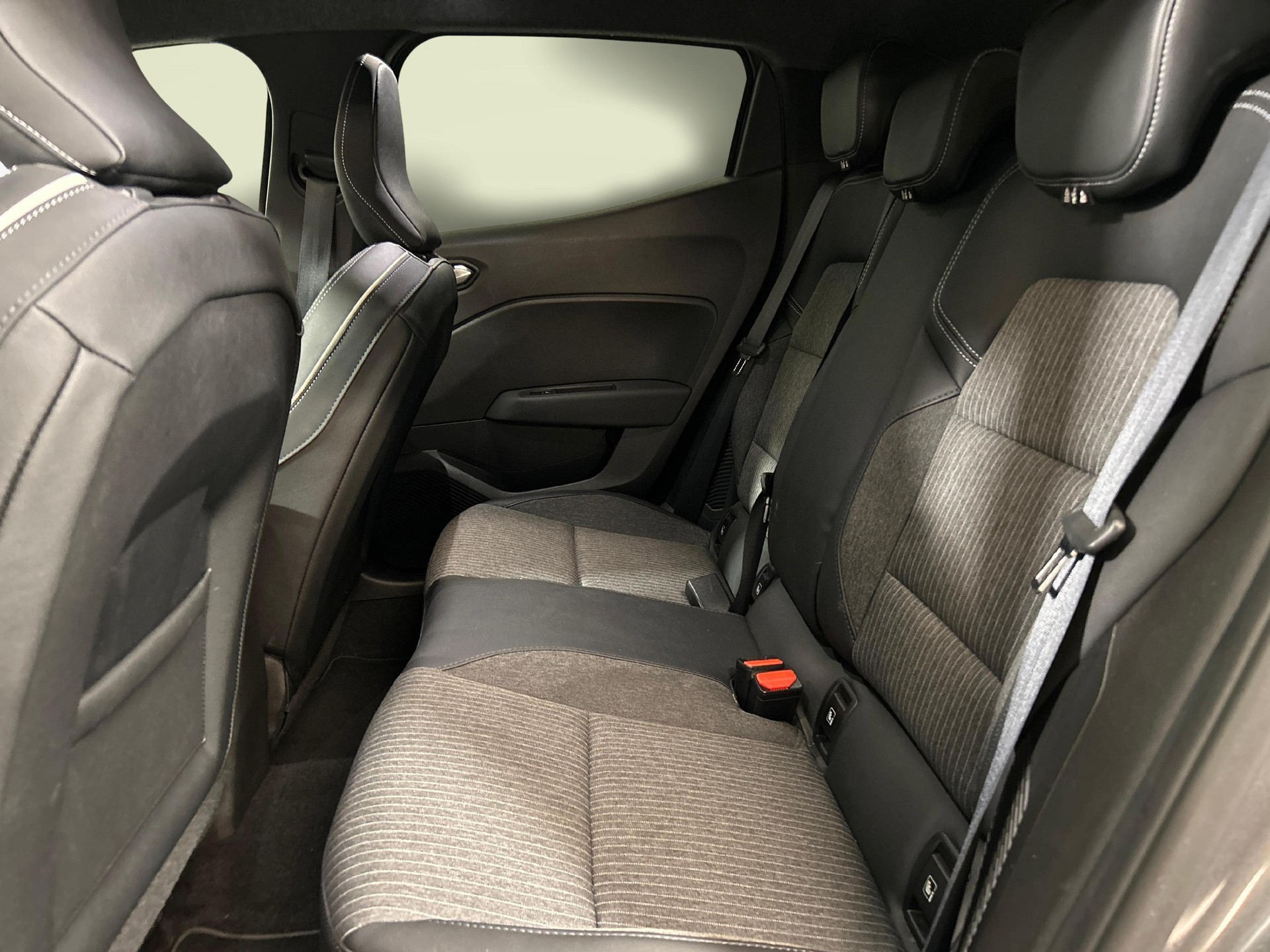 MITSUBISHI Colt 1.6 HEV Instyle-showroom-element-3