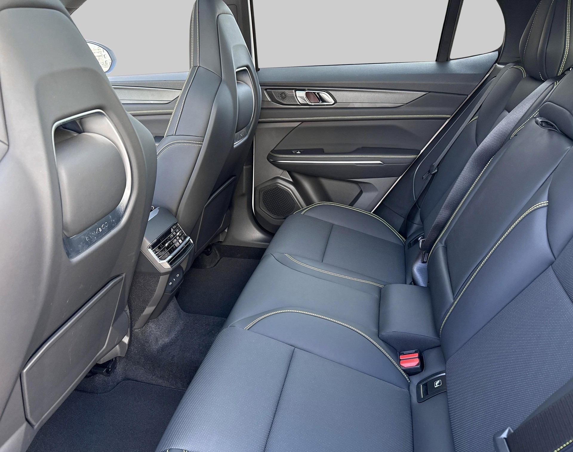 LYNK & CO 01 1.5 PHEV More-showroom-element-3
