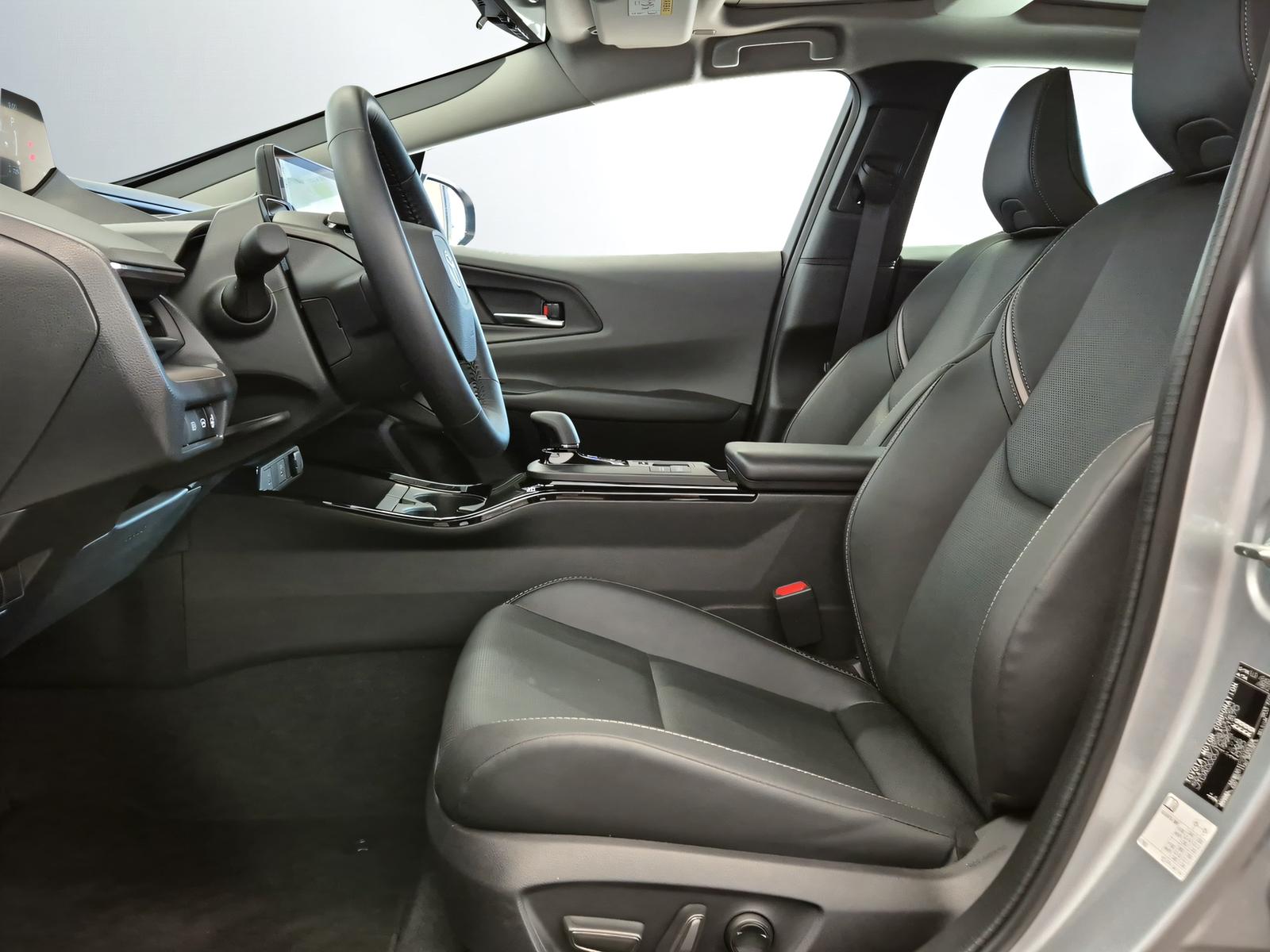 TOYOTA Prius 2.0 Plug-In-Hybrid Premium-showroom-element-3