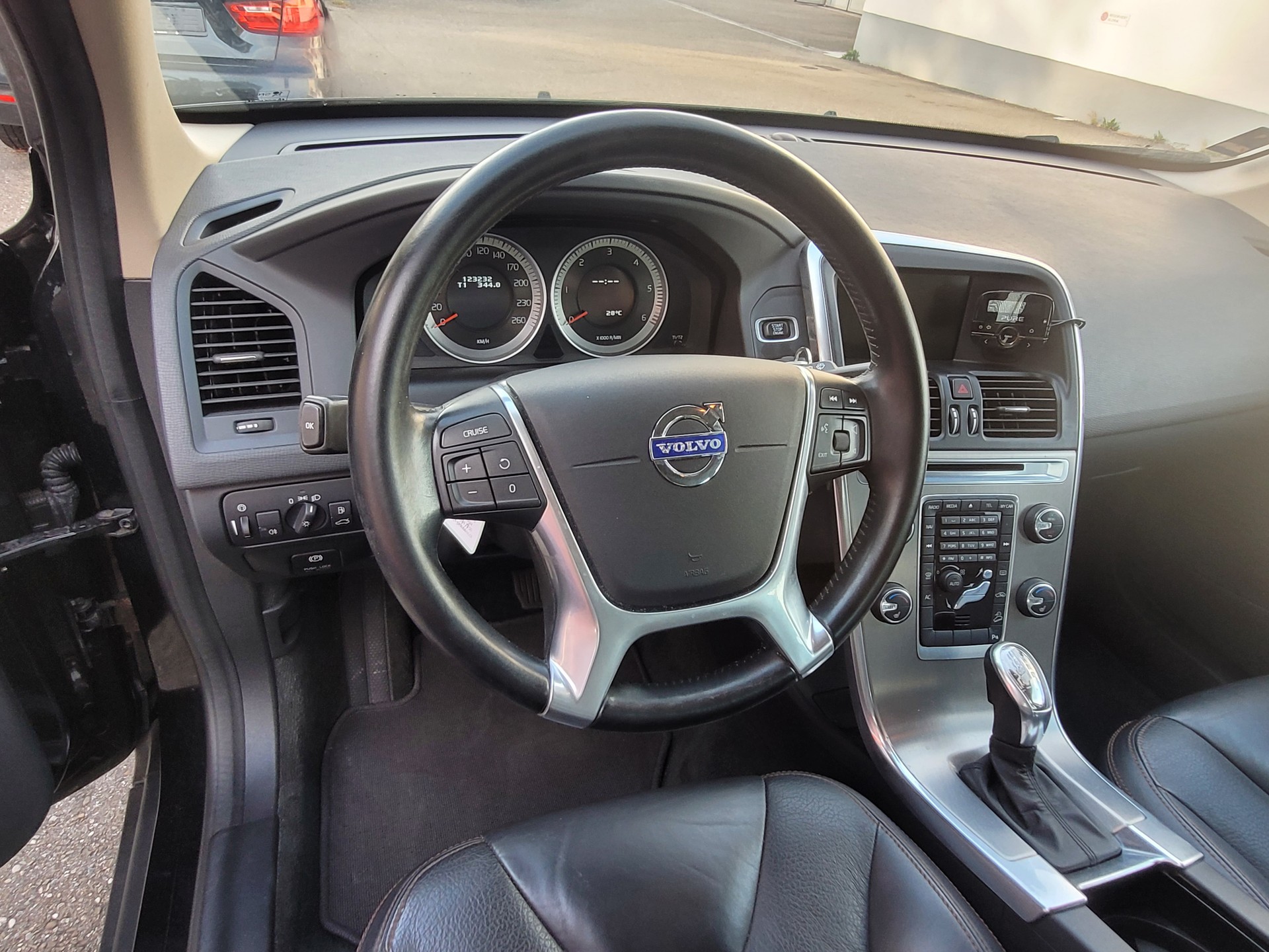 VOLVO XC60 D5 AWD Momentum Geartronic-image-15