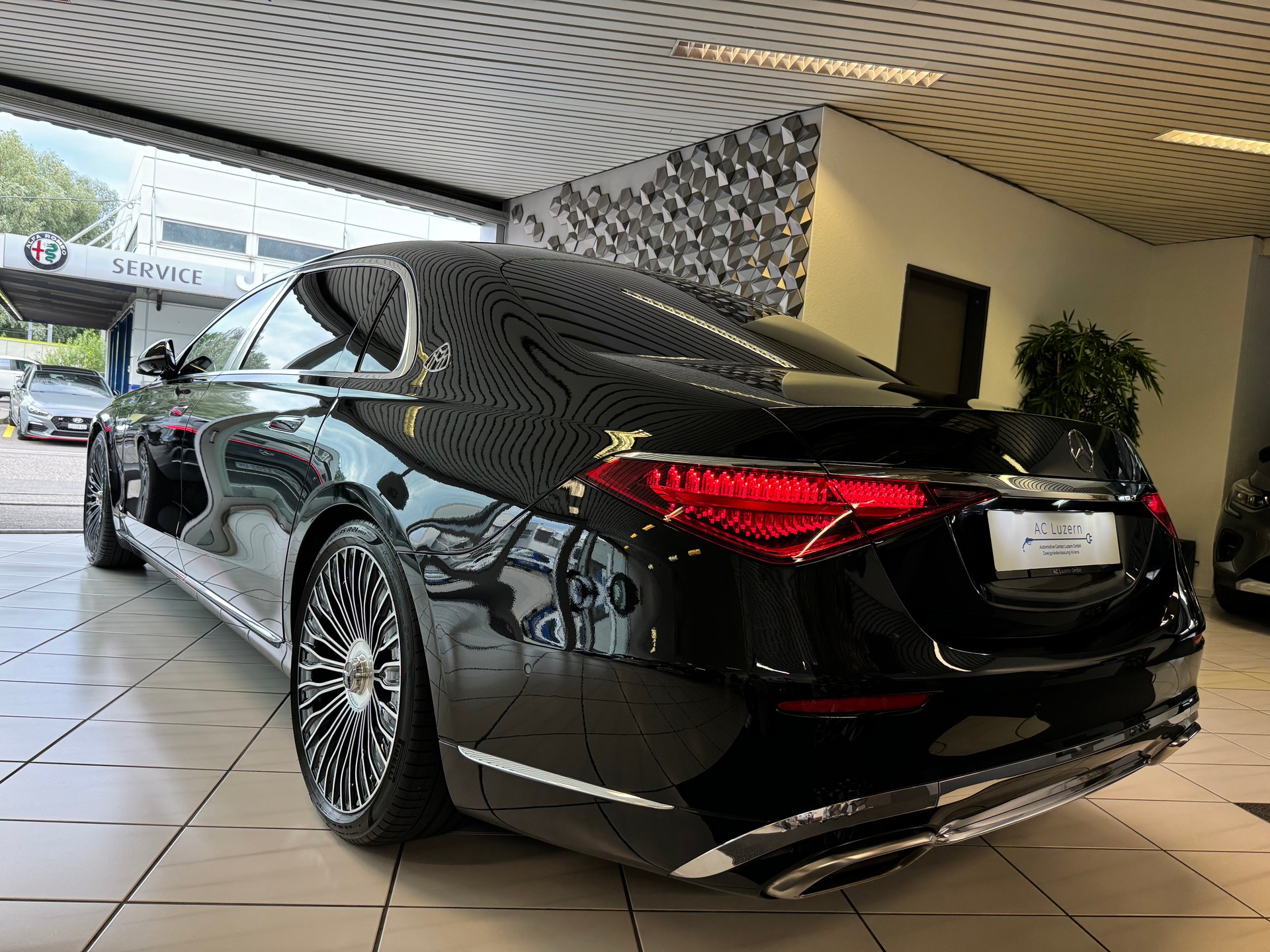MERCEDES-BENZ Maybach 4-Matic 9G-Tronic Frist Class Fond-showroom-element-1