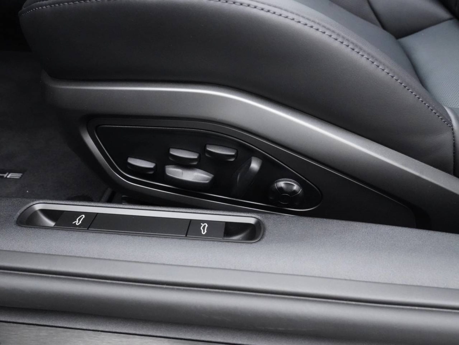 PORSCHE 911 Turbo S-image-21