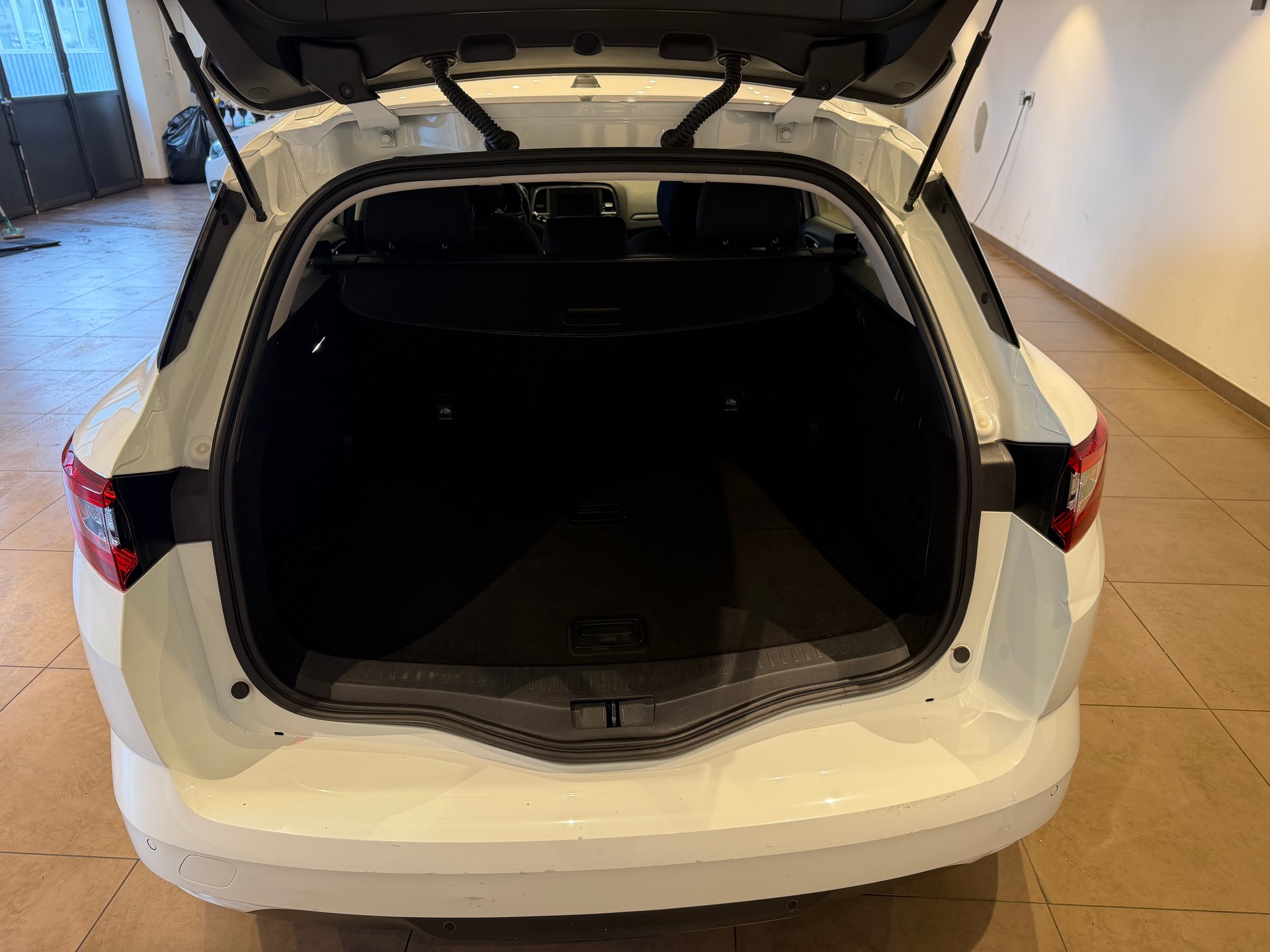 RENAULT Mégane Grandtour 1.5 Blue dCi Business EDC-image-5