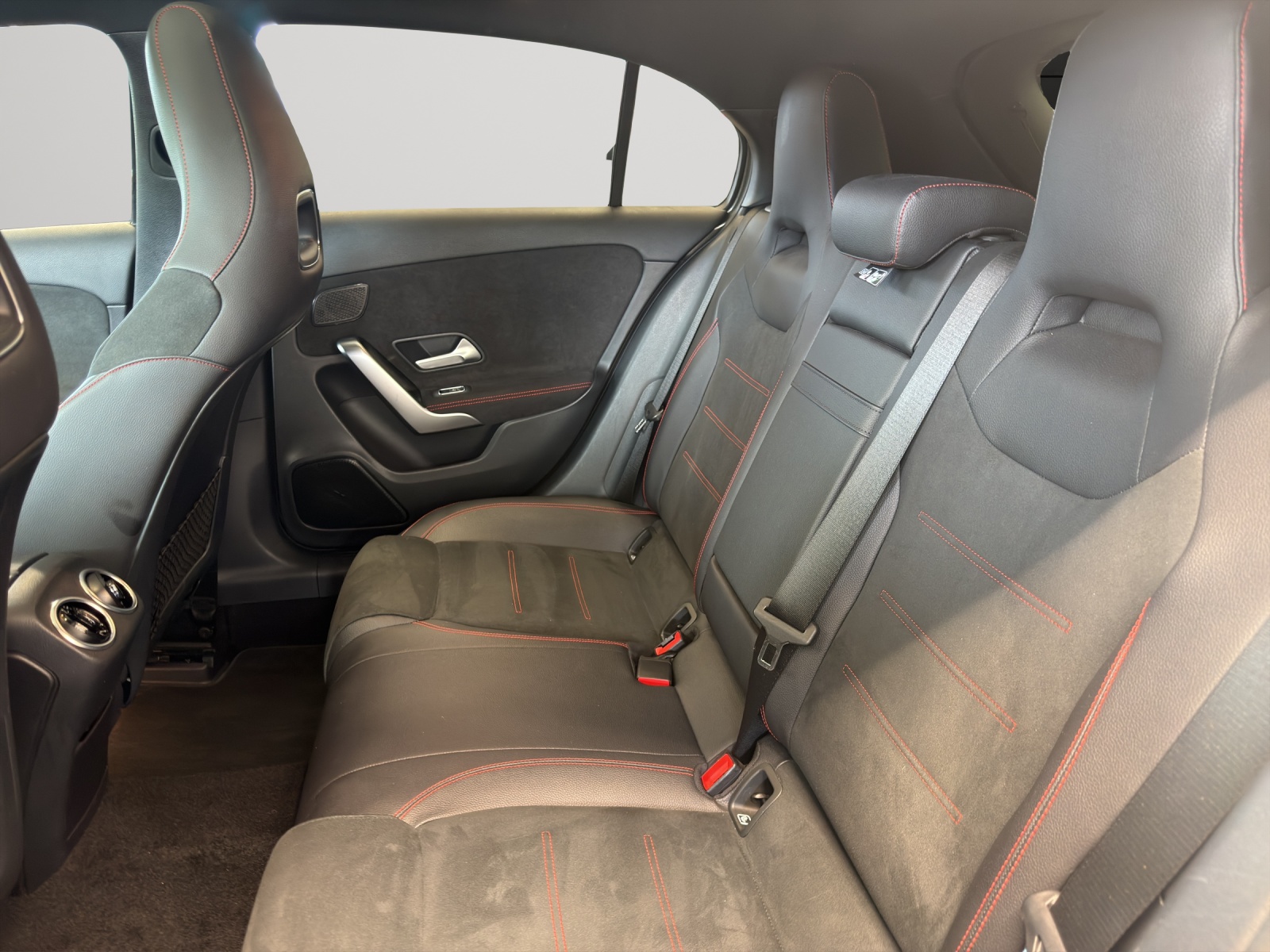 MERCEDES-BENZ A 220 AMG Line 4Matic-image-13