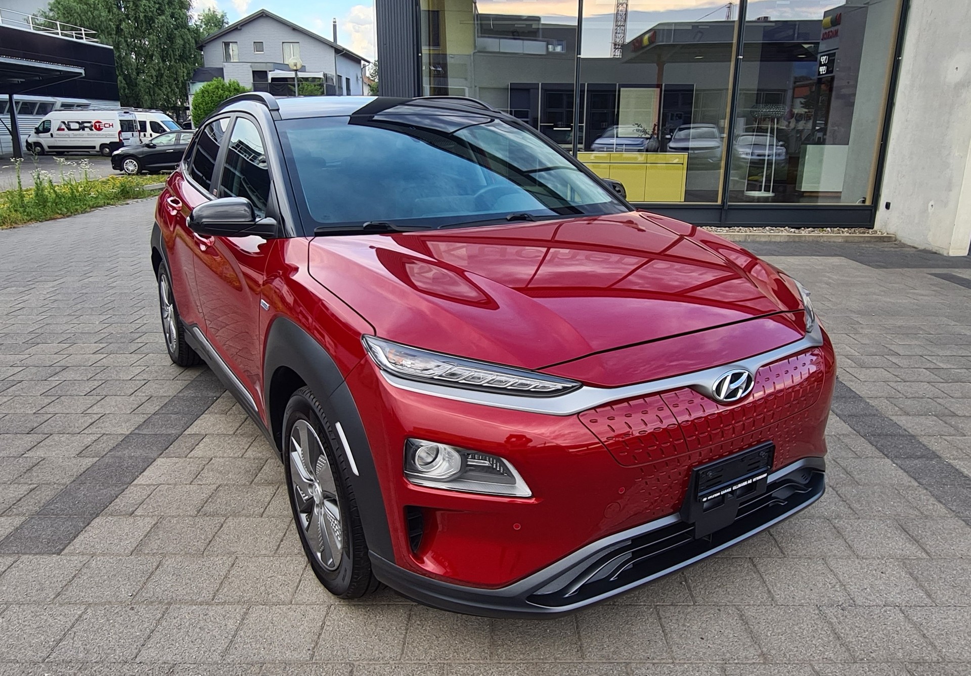 HYUNDAI Kona EV Amplia-showroom-element-1