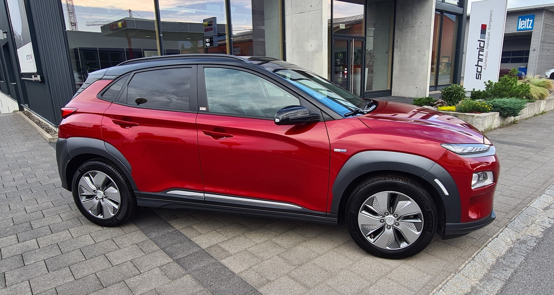 HYUNDAI Kona EV Amplia-showroom-element-2