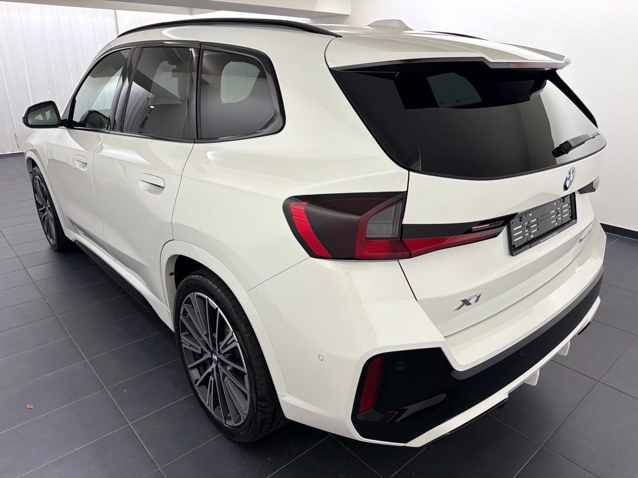 BMW X1 xDrive 20d 48V M Sport-showroom-element-1