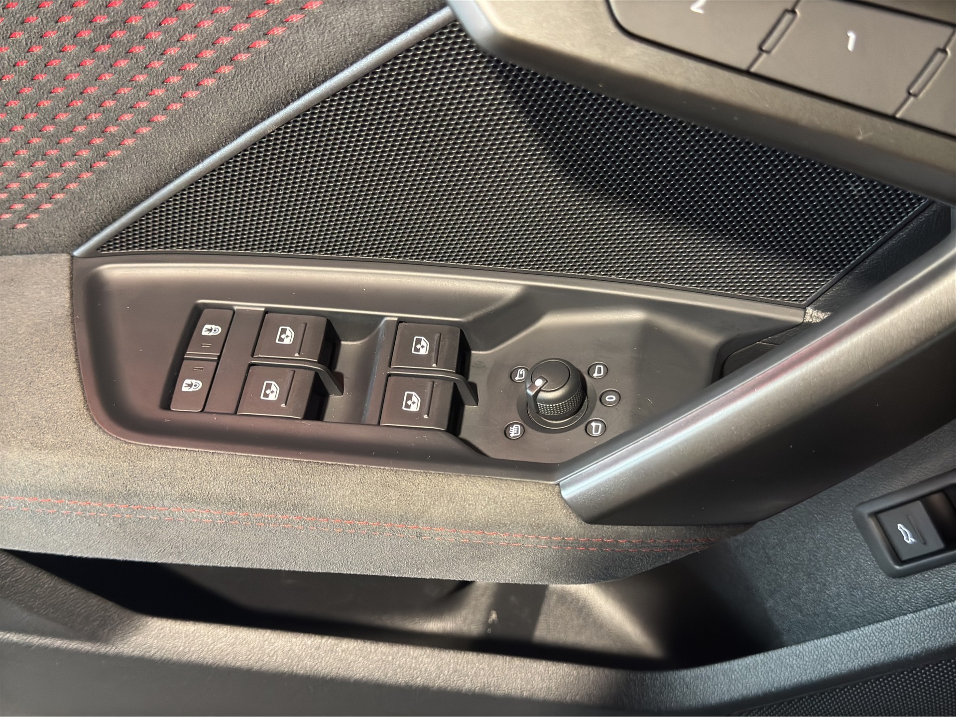 AUDI RS3 Sportback 2.5 TSI quattro S-tronic-image-11