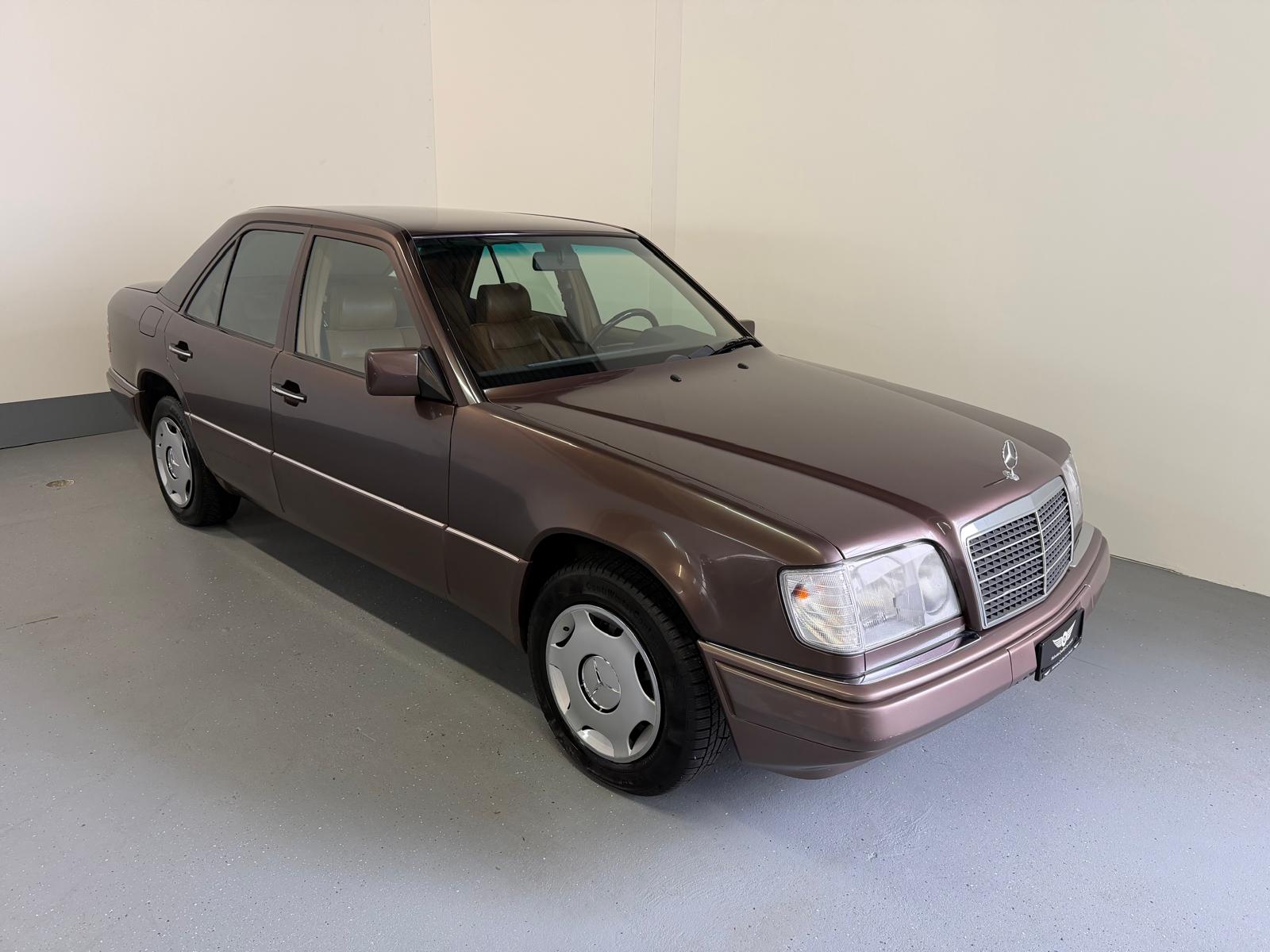 MERCEDES-BENZ 300 E 4matic-showroom-element-1