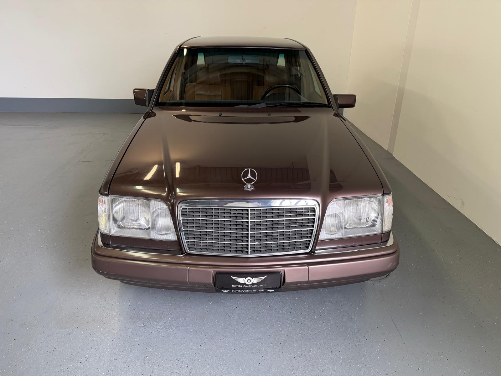 MERCEDES-BENZ 300 E 4matic-showroom-element-3