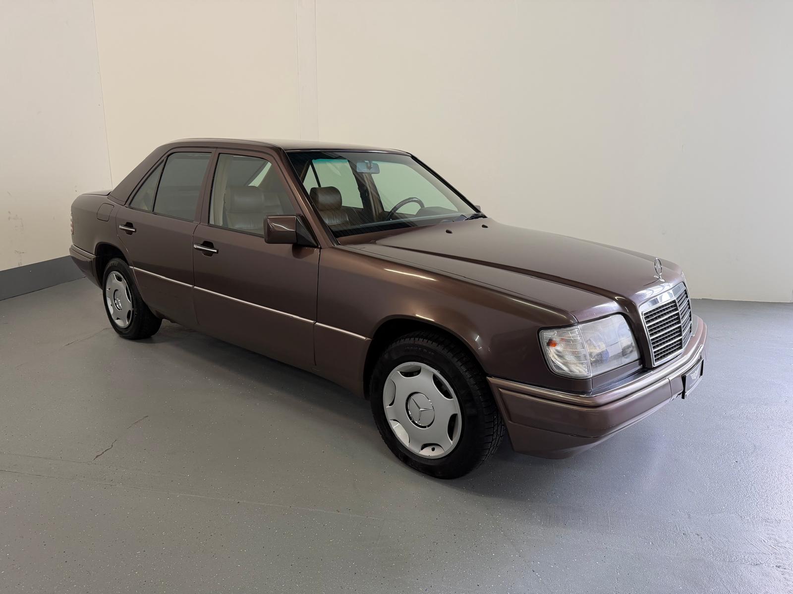 MERCEDES-BENZ 300 E 4matic-showroom-element-2