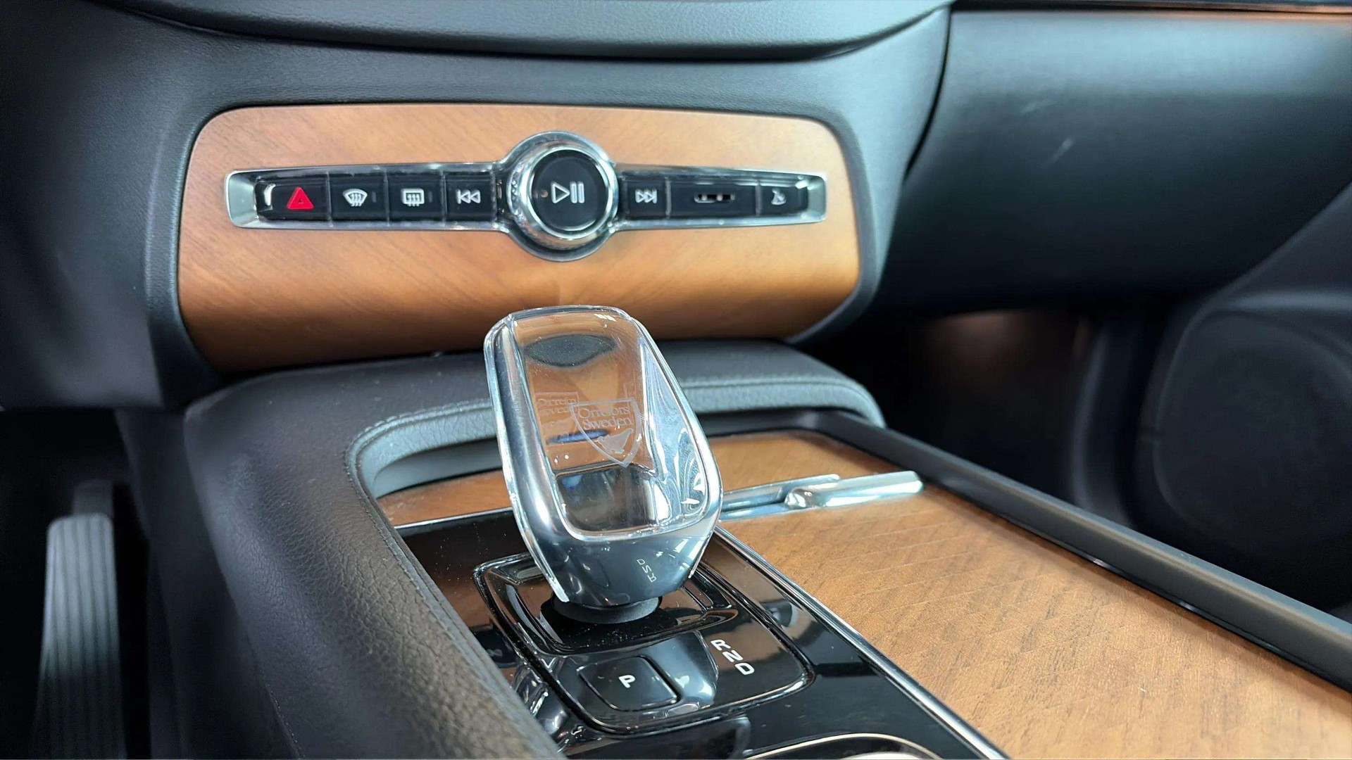 VOLVO XC90 B6 Benzin Mild Hybrid AWD Inscription Geartronic mit AHK + Panoramadach mit Werksgarantie & Gratisservice-image-27
