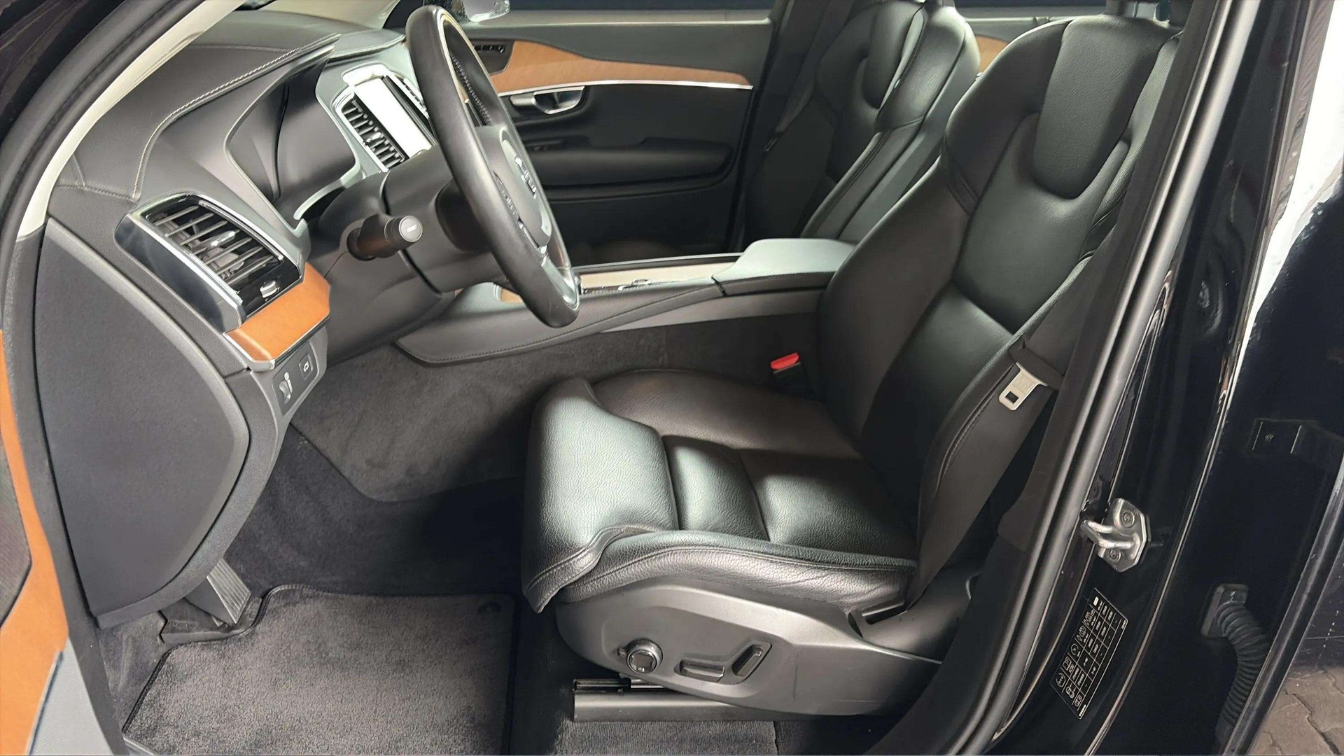 VOLVO XC90 B6 Benzin Mild Hybrid AWD Inscription Geartronic mit AHK + Panoramadach mit Werksgarantie & Gratisservice-image-10