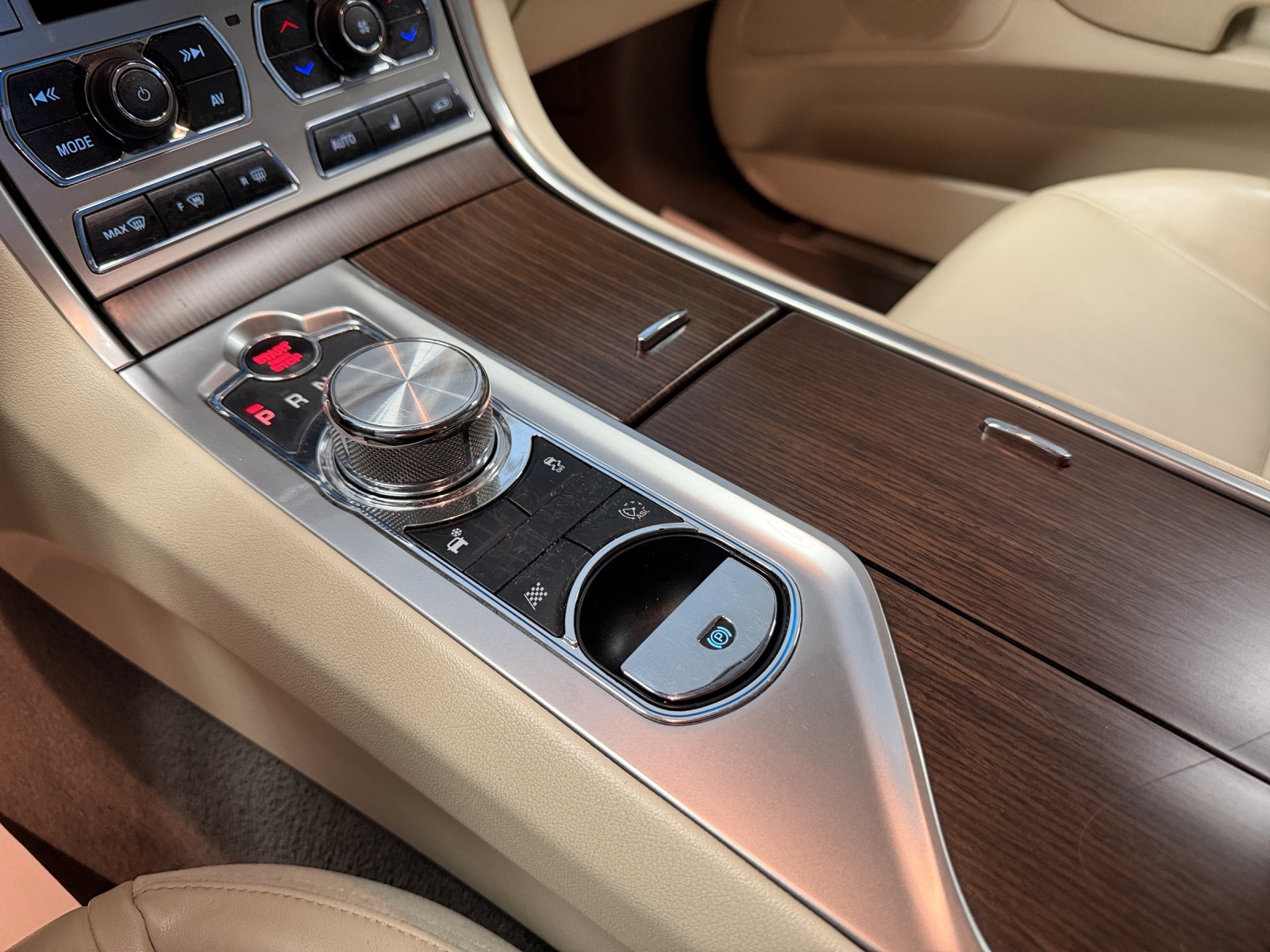 JAGUAR XF 3.0 V6 S/C Premium Luxury 4x4-image-12