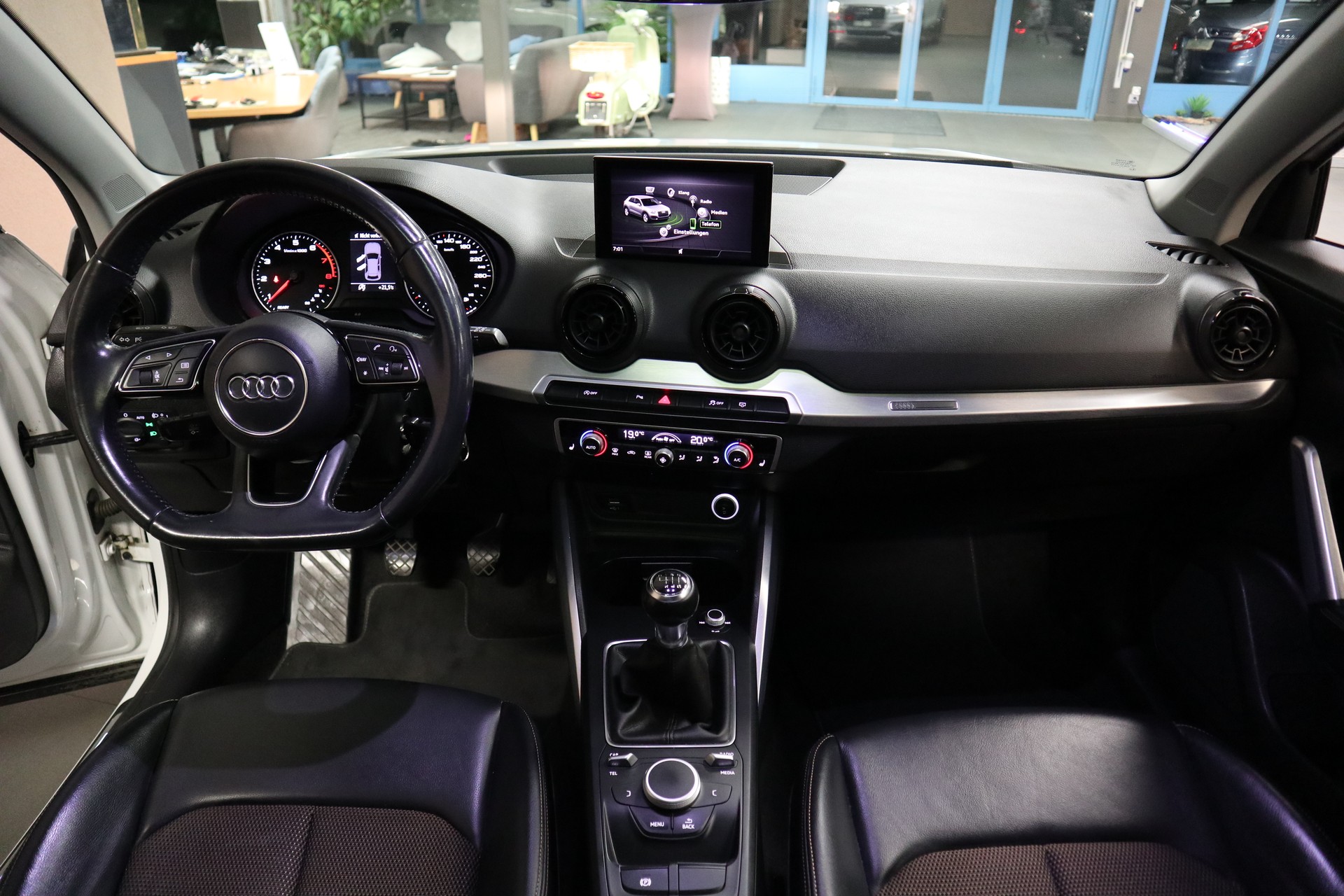 AUDI Q2 1.4 TFSI Design-image-12