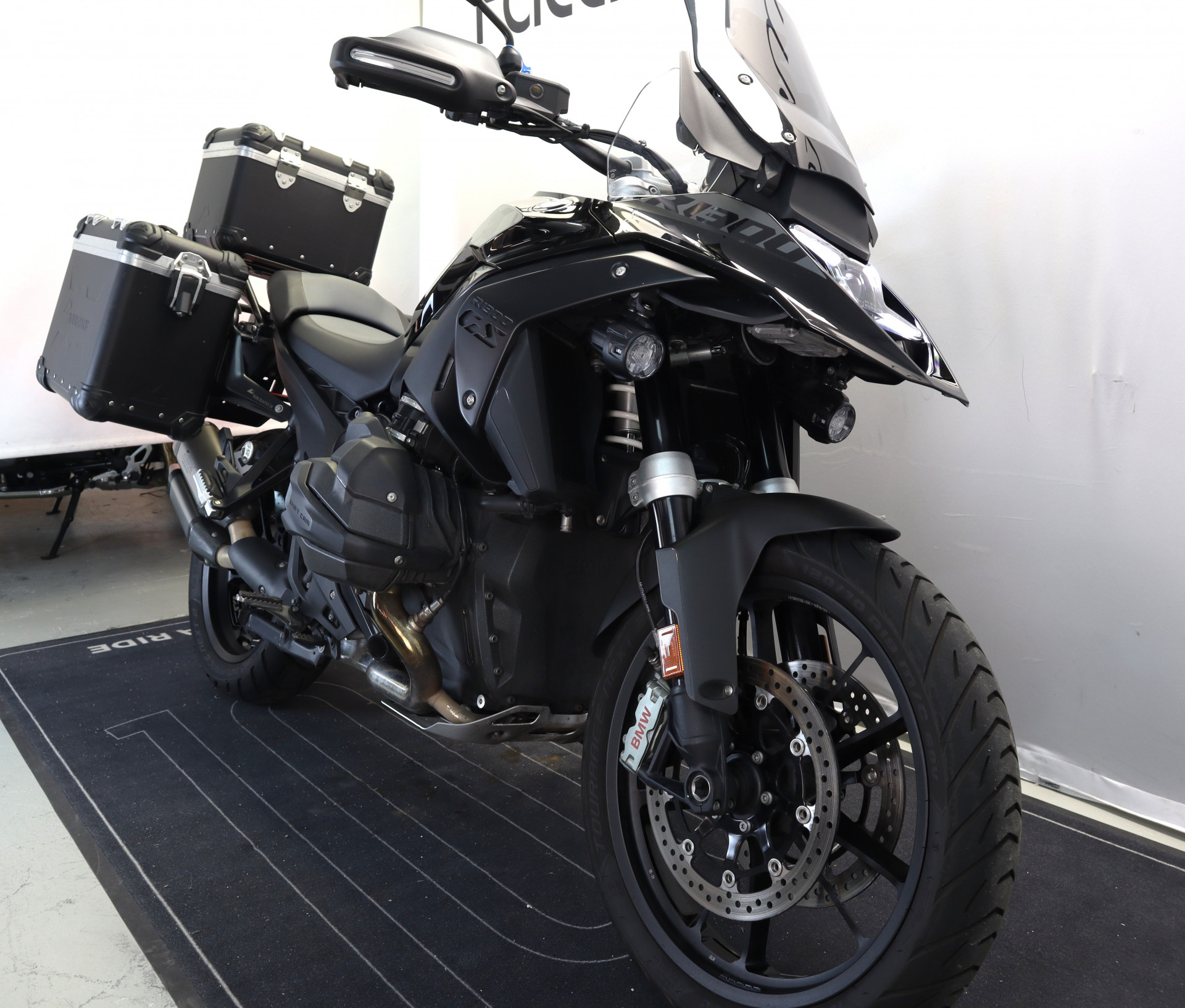 BMW R 1300 GS Triple Black-image-4