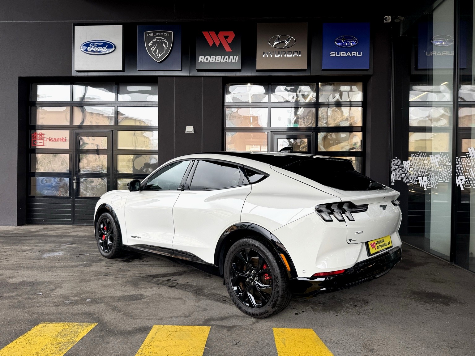 FORD Mustang MACH-E Premium AWD 99 kWh-showroom-element-2
