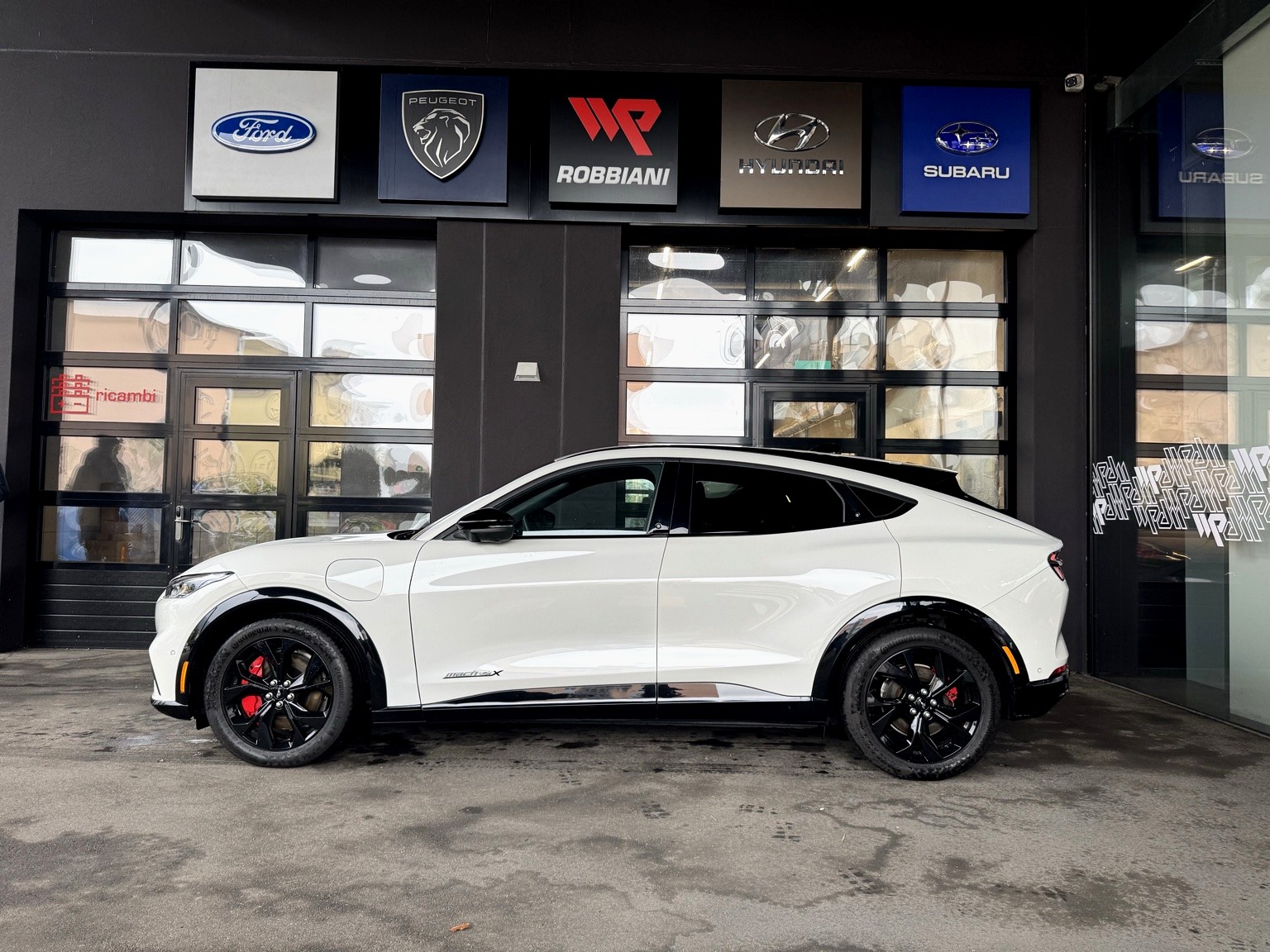 FORD Mustang MACH-E Premium AWD 99 kWh-showroom-element-1
