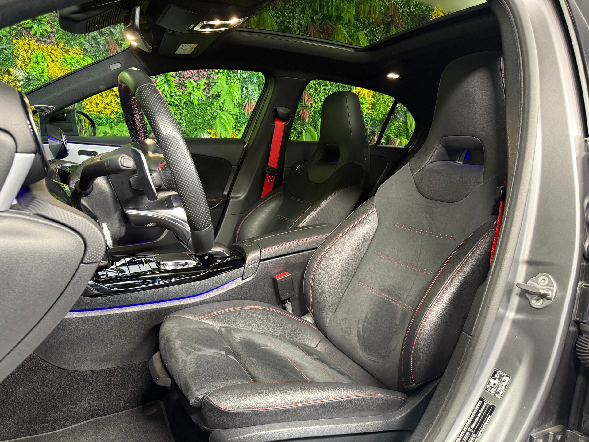 MERCEDES-BENZ A 35 AMG 4Matic Speedshift-image-11