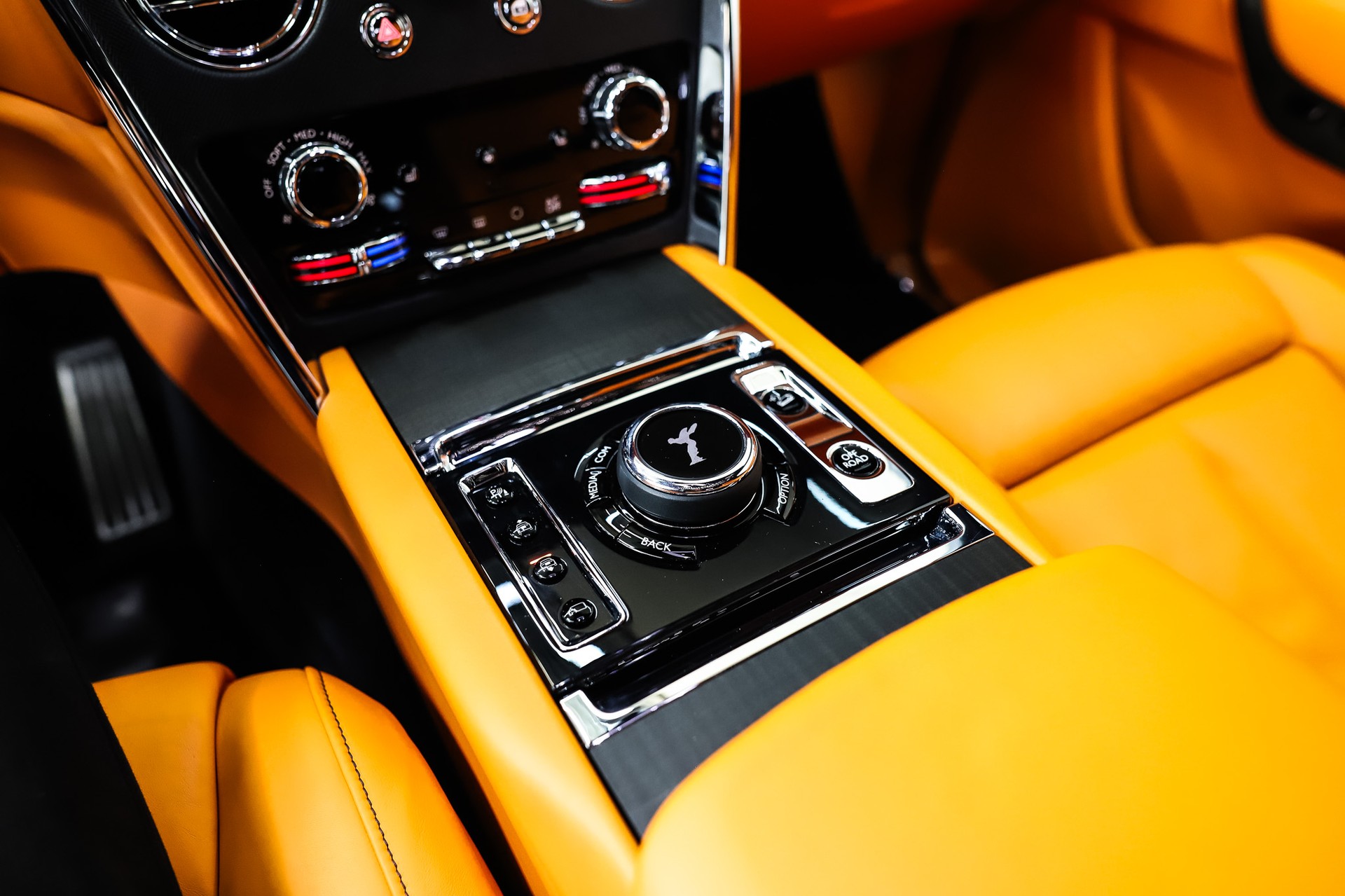 ROLLS-ROYCE Cullinan 6.7 V12 *Mandarin Interior*-image-15